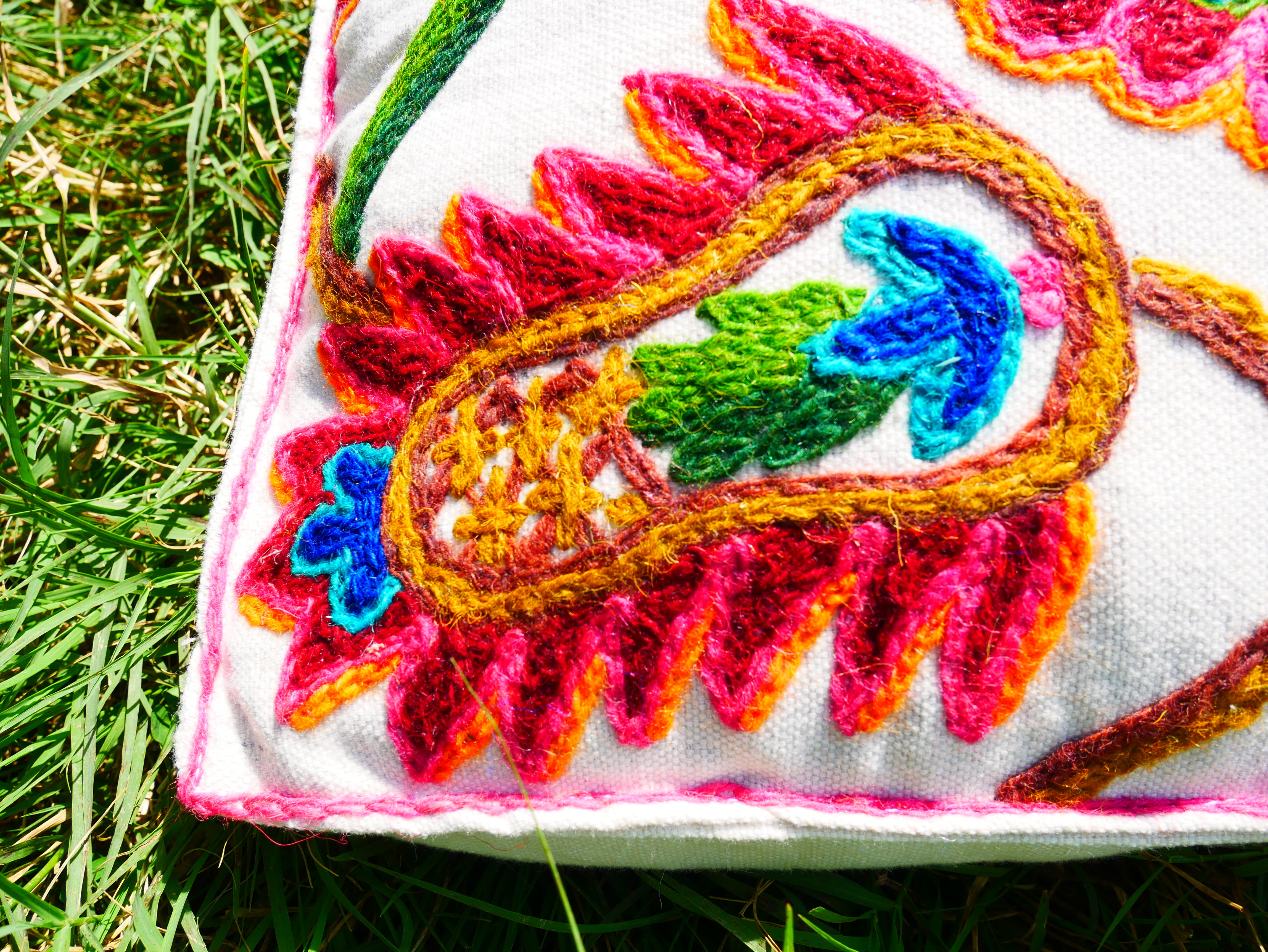 Funda de cojín de mandala bordada artesanal de Cachemira – Cojín de suelo bohemio hippie para meditación o decoración de sala de estar (solo la funda)