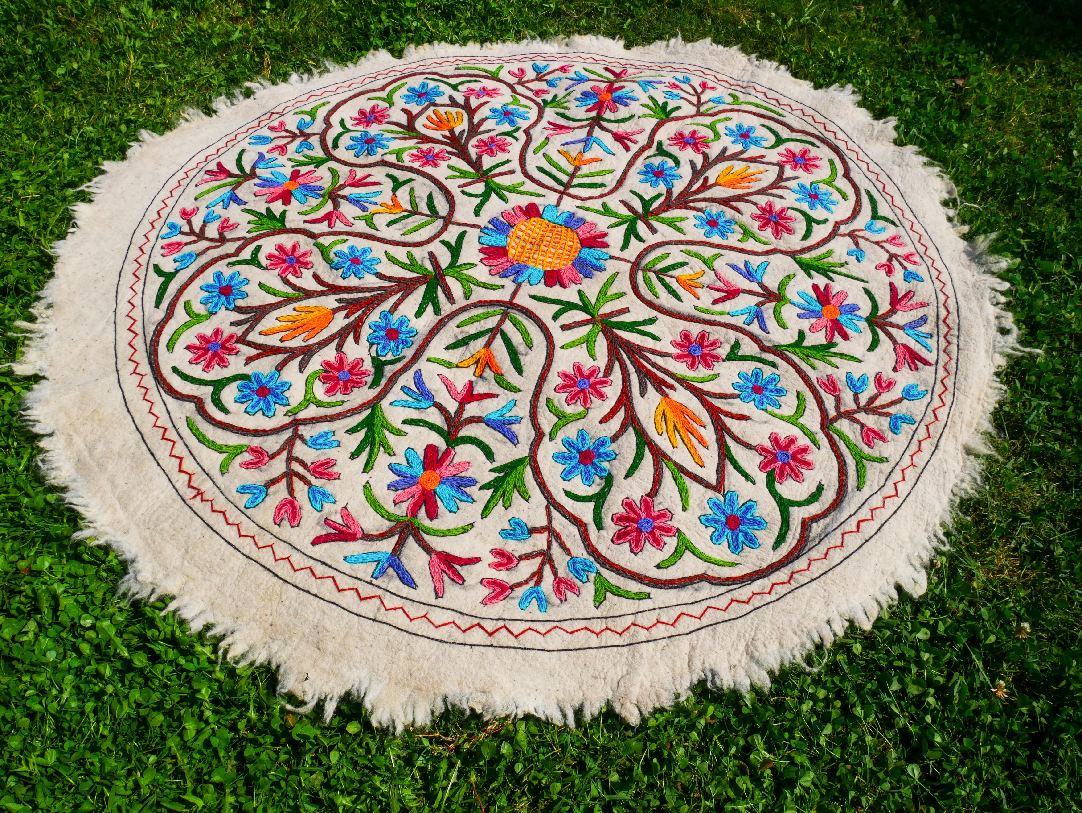 Round rug 5 ft boho wool rug "Namda" from Kashmir hand felted and embroidered