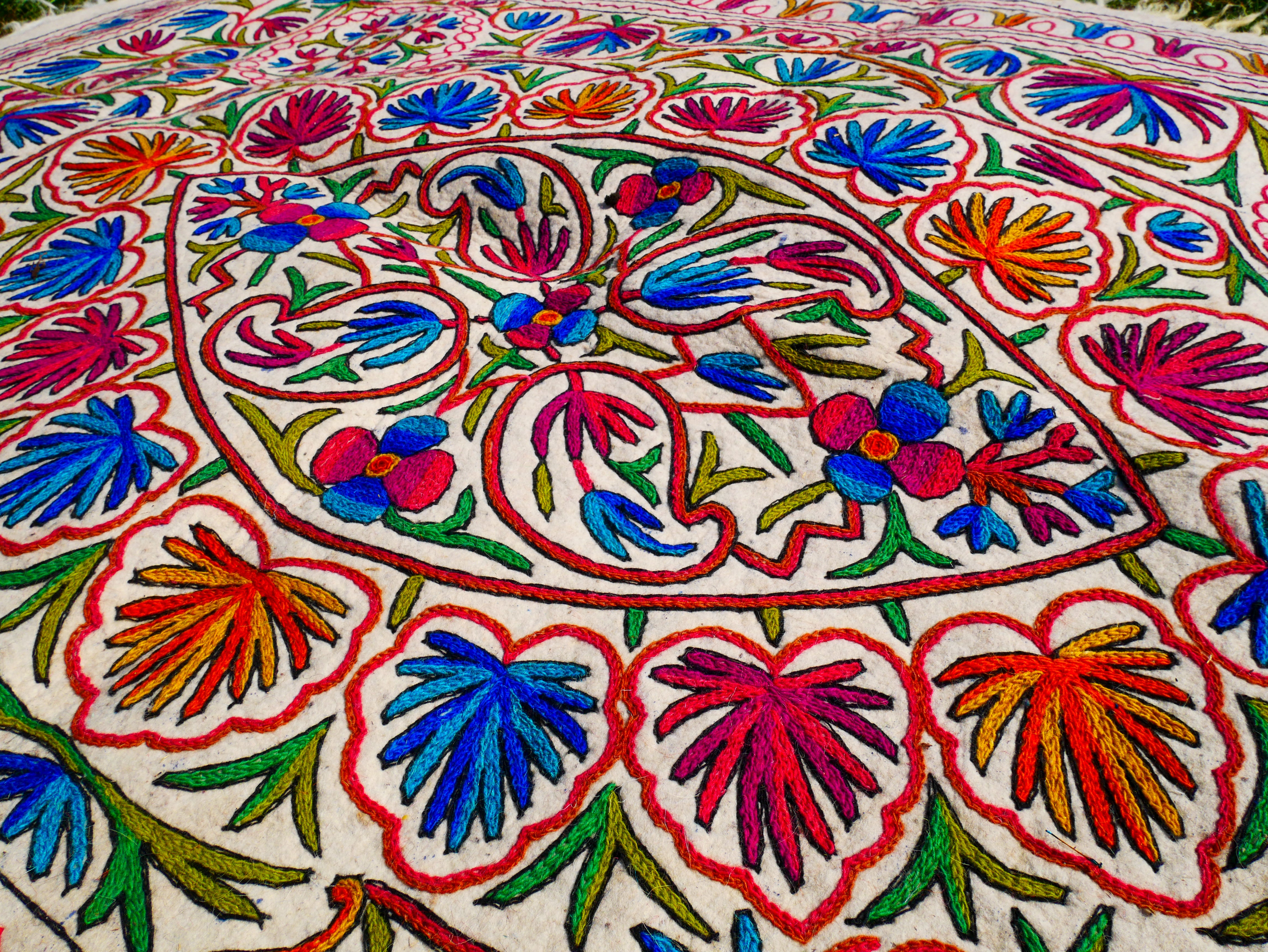 Alfombra de lana Boho "Namda" de 7x5 | Alfombra de piso de Cachemira hecha a mano con bordado floral | Decoración acogedora para el hogar de estilo hippie