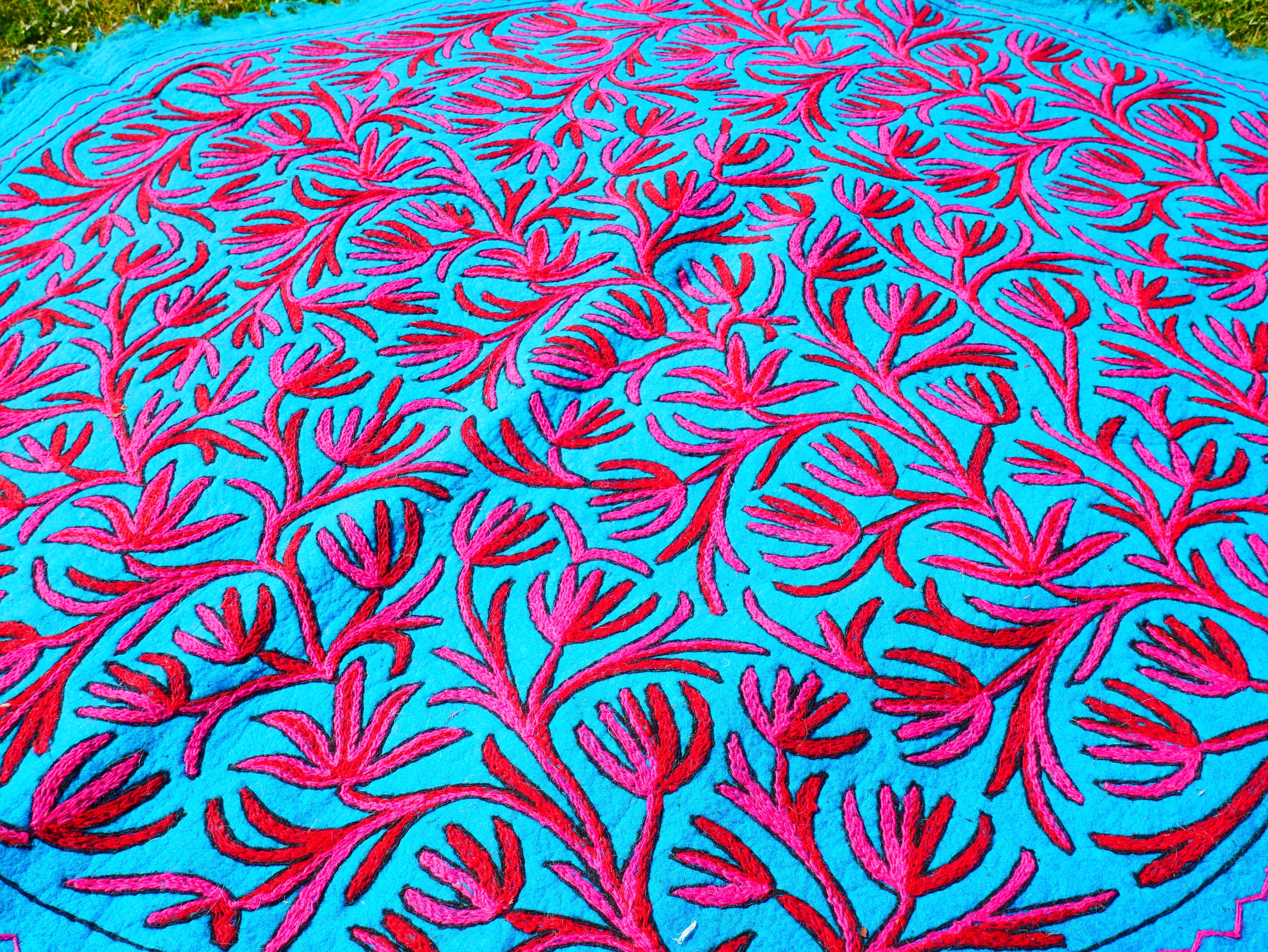 Alfombra redonda de flores de lana Namda de Cachemira tejida a mano | Bordado floral | Alfombra bohemia de Cachemira