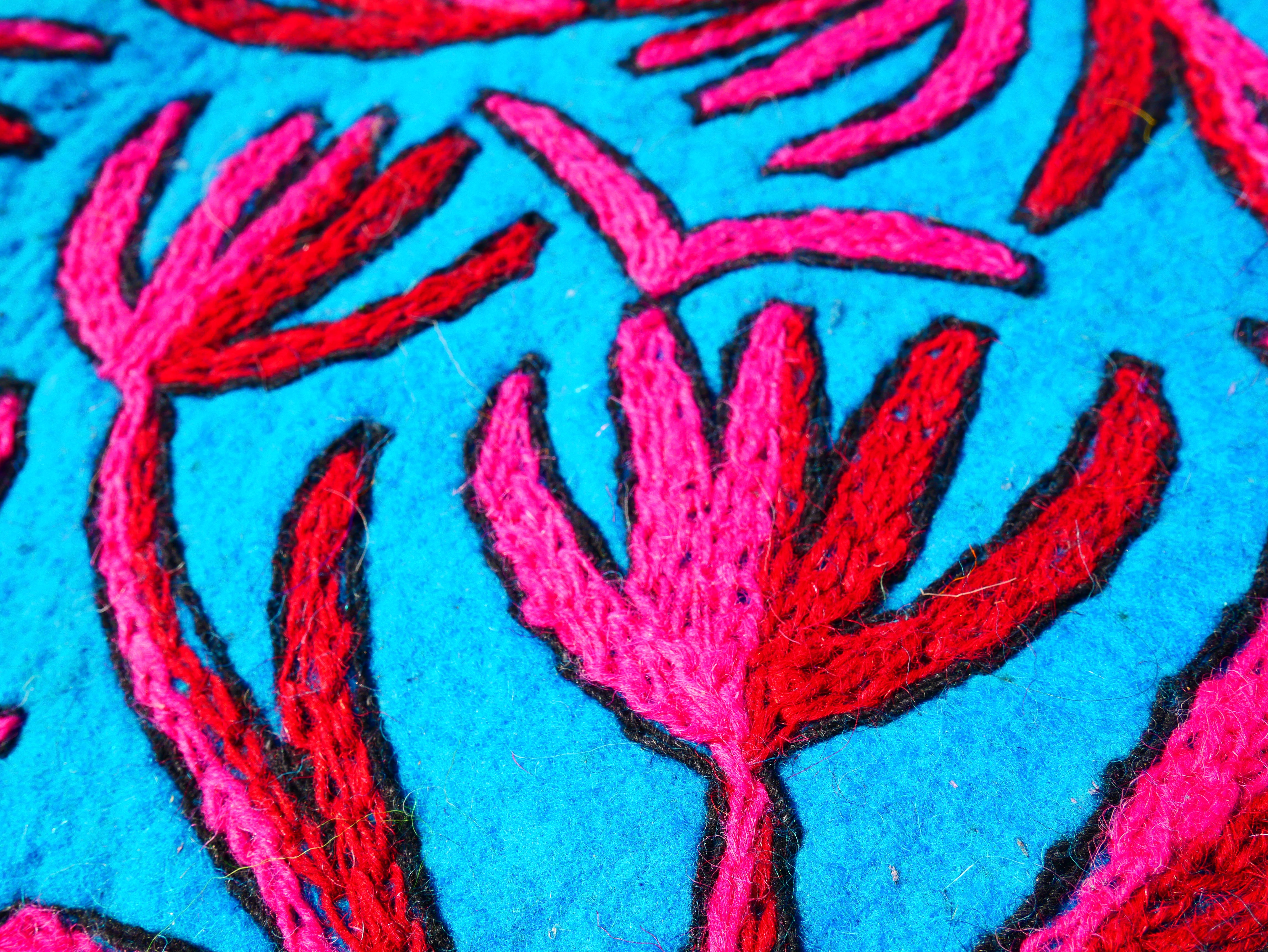 Alfombra redonda de flores de lana Namda de Cachemira tejida a mano | Bordado floral | Alfombra bohemia de Cachemira