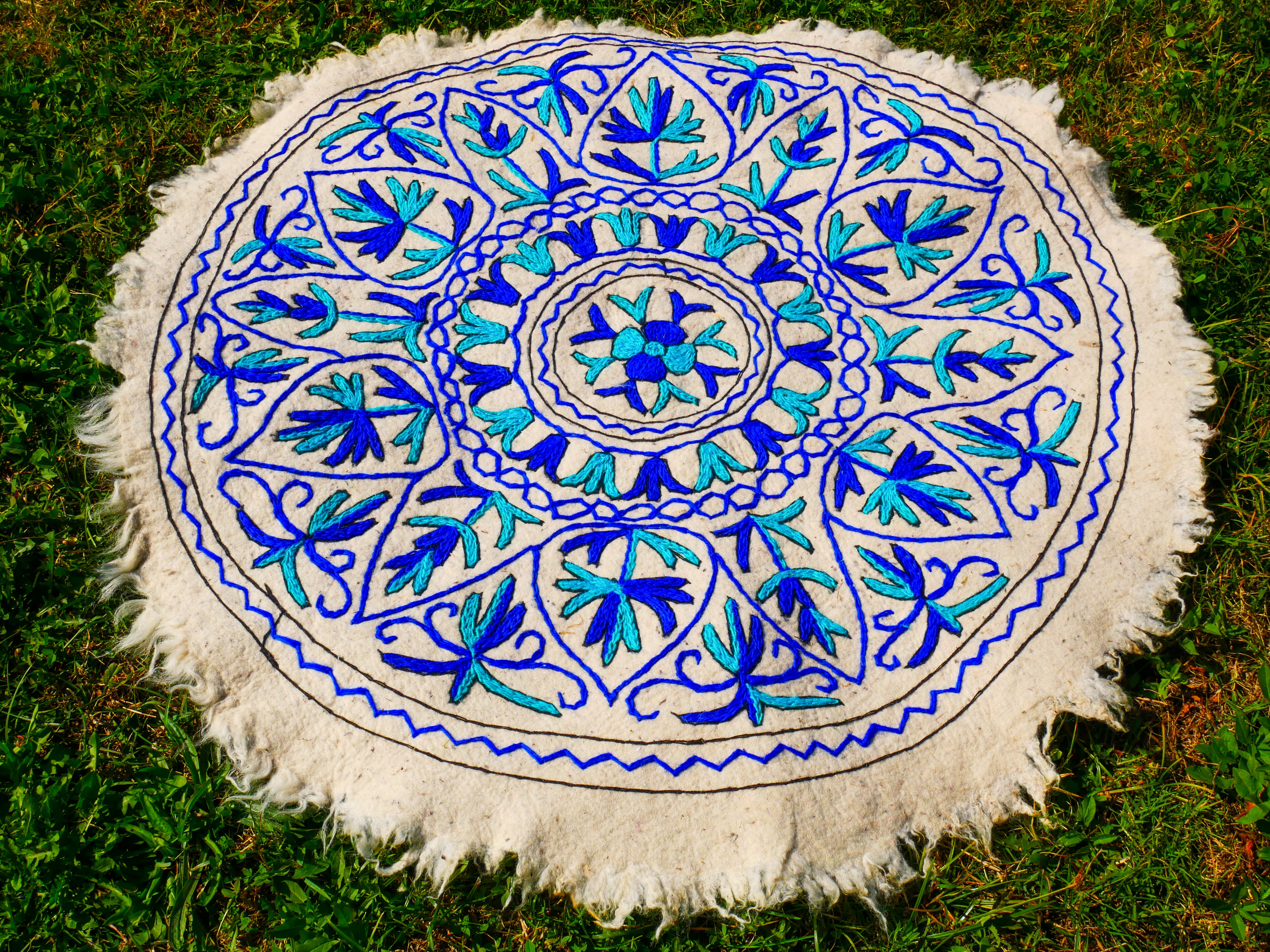Alfombra Mandala Boho – Namda de Lana Artesanal de Cachemira, Bordado Colorido