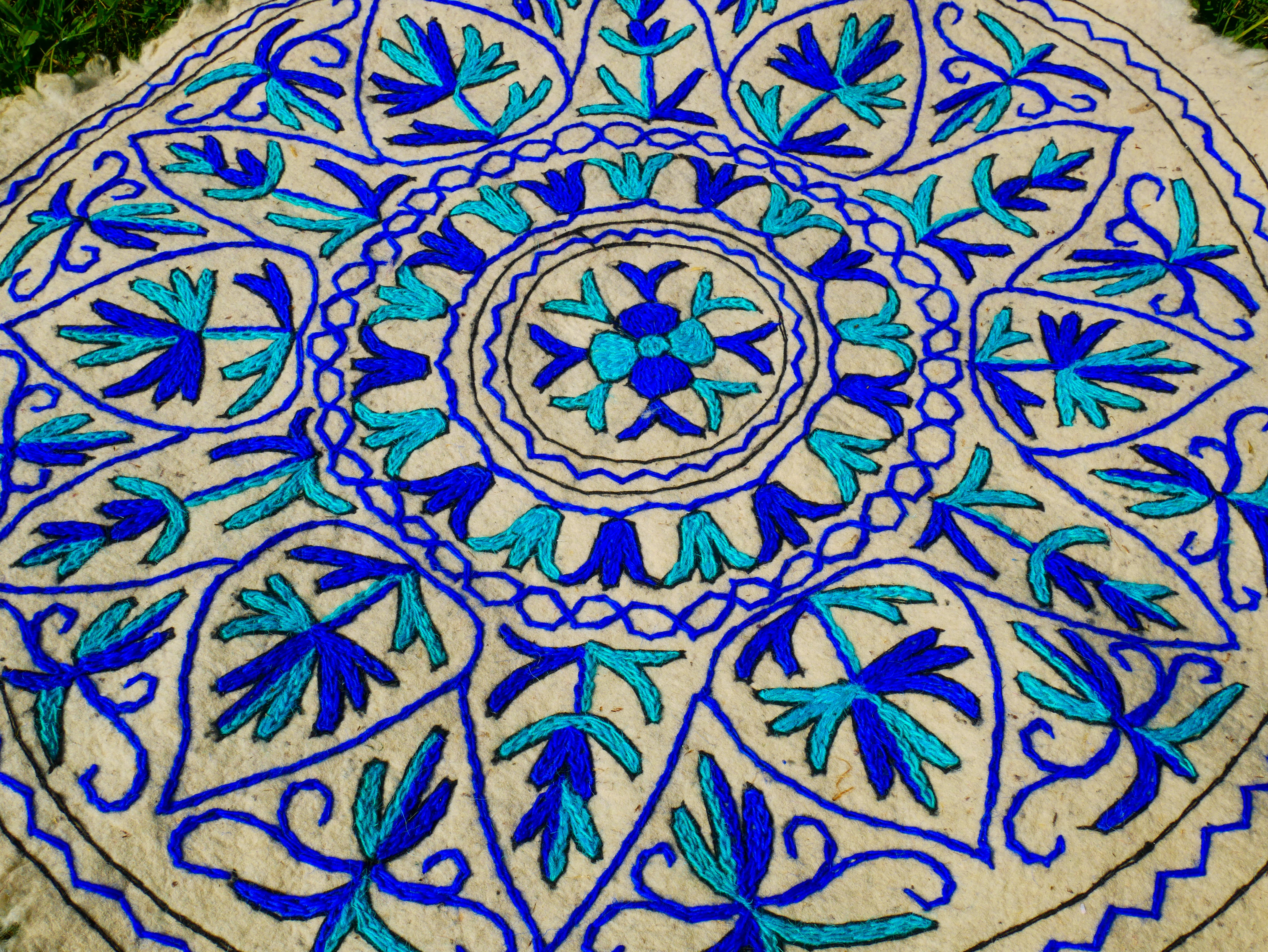 Alfombra Mandala Boho – Namda de Lana Artesanal de Cachemira, Bordado Colorido