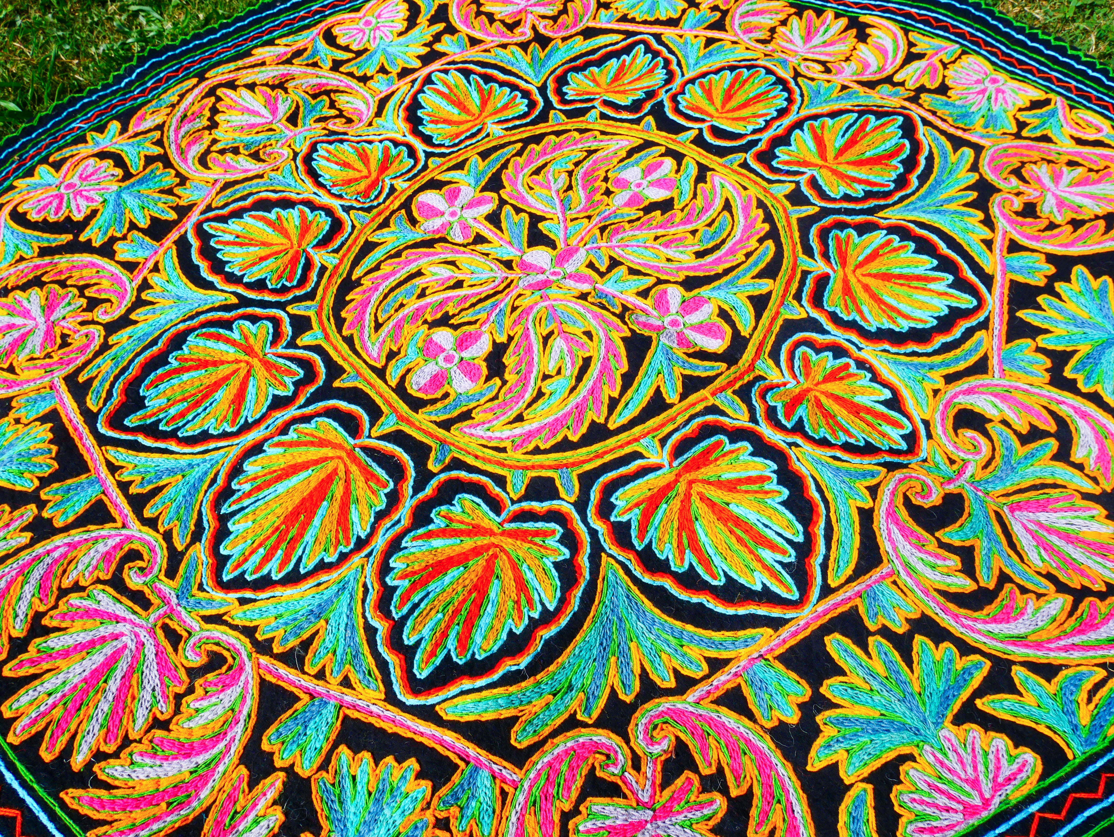Alfombra de Lana Redonda de 1,5 m "Mandala Carbón y Rosa" | Namda de Fieltro a Mano | Arte Bohemio para el Suelo de Cachemira