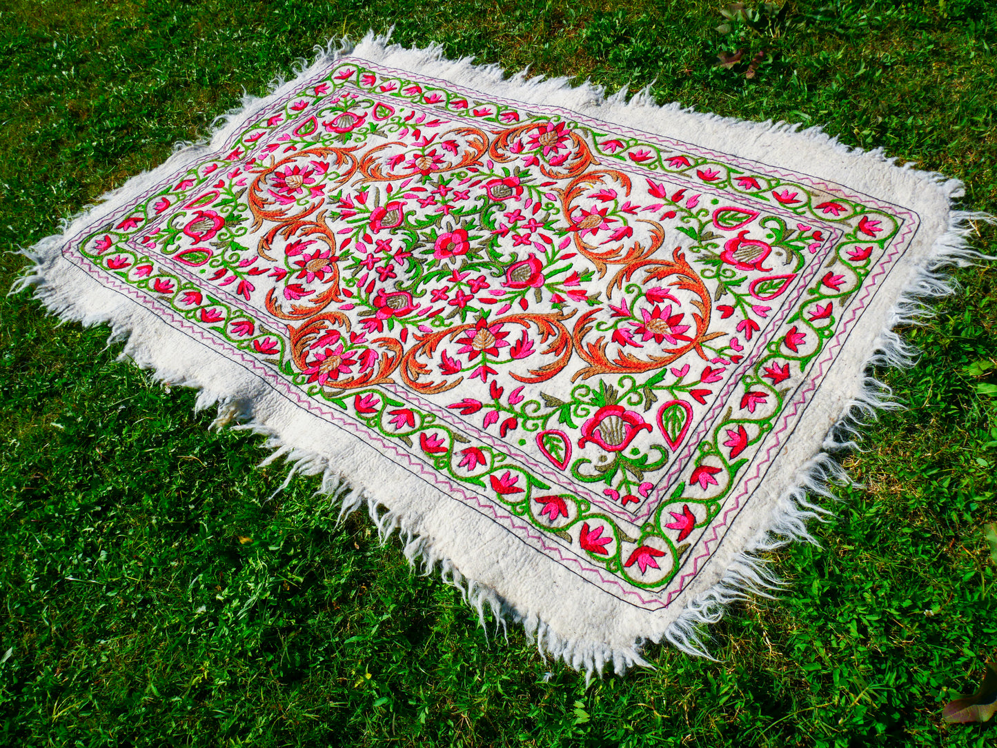 Gefilzter Wollteppich "Bergblume" | Bunter Teppich "Namda" aus Kaschmir | Blumenstickerei auf weißem 6x4 'Filzteppich | böhmisch - Boho