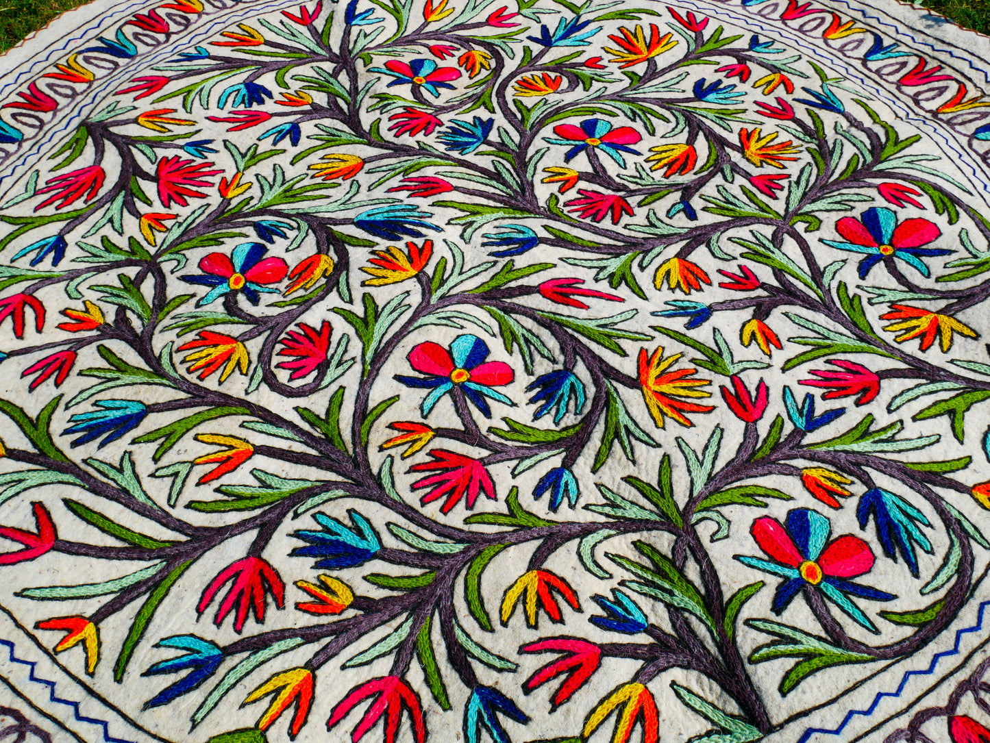 Runder Teppich 5 ft Boho Wollteppich "Namda" aus Kaschmir handgefilzt und bestickt | Weicher Boho-Teppich – Boho-Schlafzimmer-Hippie-Wohnkultur