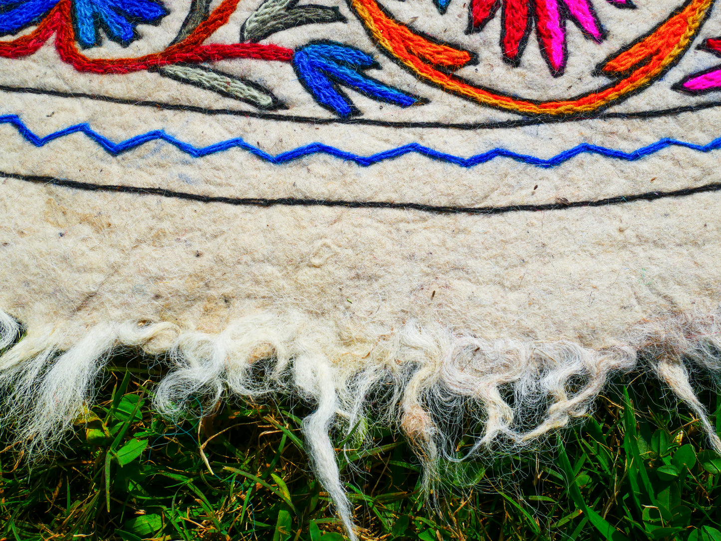 Round rug 6 ft boho wool rug "Namda" from Kashmir hand felted and embroidered