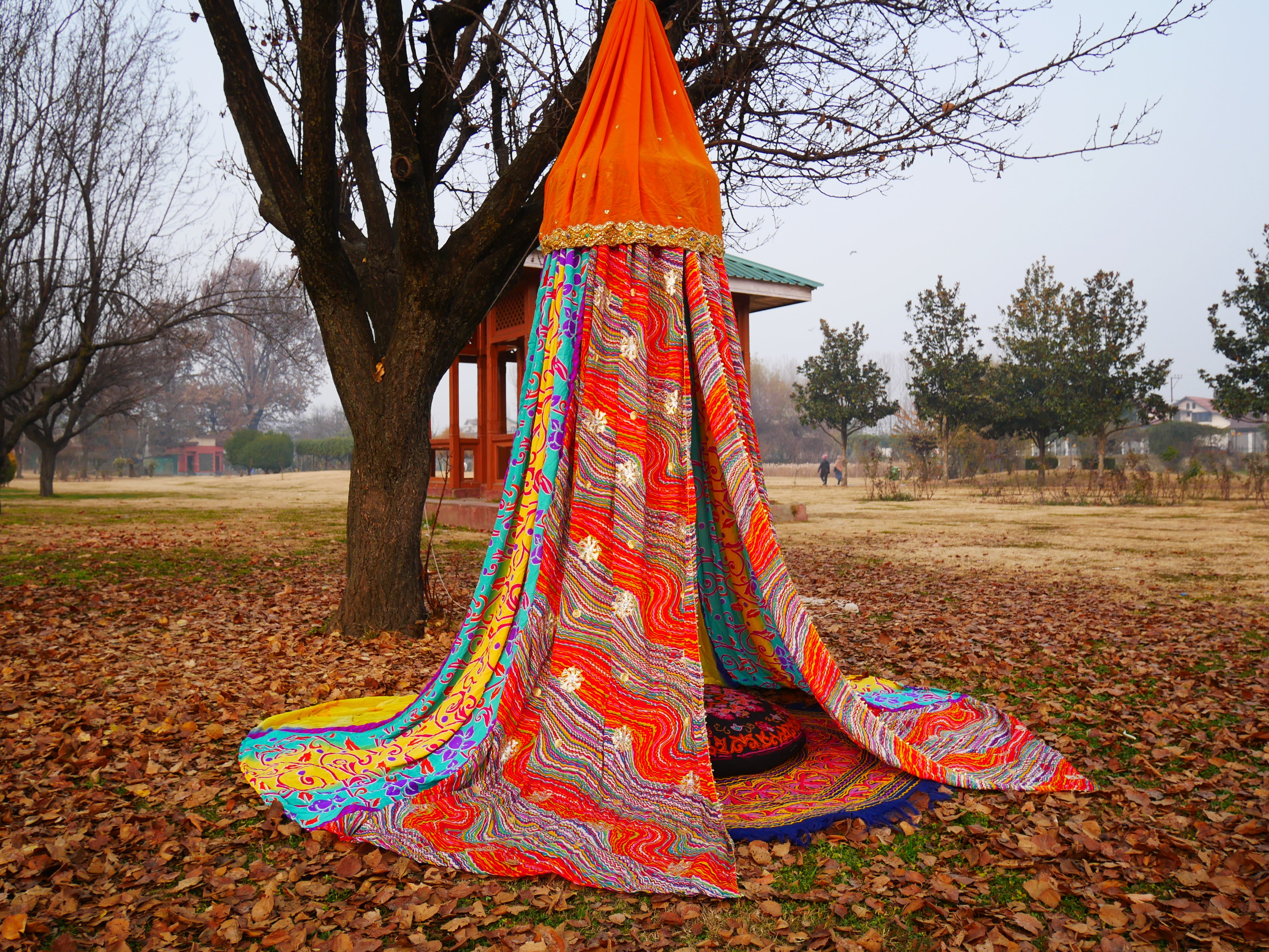 Toldo de sari - Tienda de sari - dosel de cama | telón de fondo para boda bohemia | dosel Shanti para el hogar - área de asientos en el suelo | sala de meditación