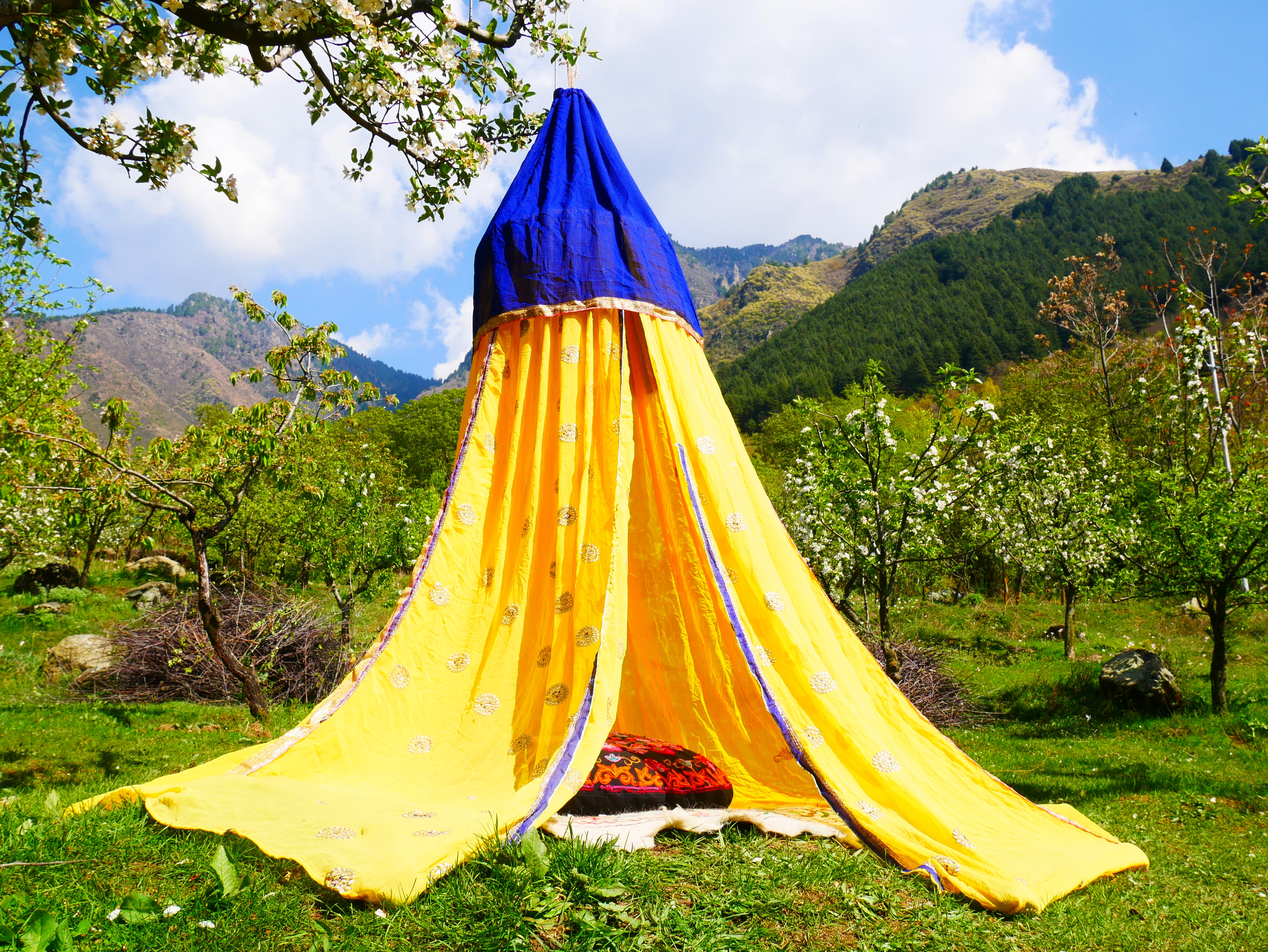 Tienda de sari, baldaquín Shanti - baldaquín bohemio para cama | telón de fondo para bodas bohemias - decoración hippie - área de asientos en el suelo | sala de meditación