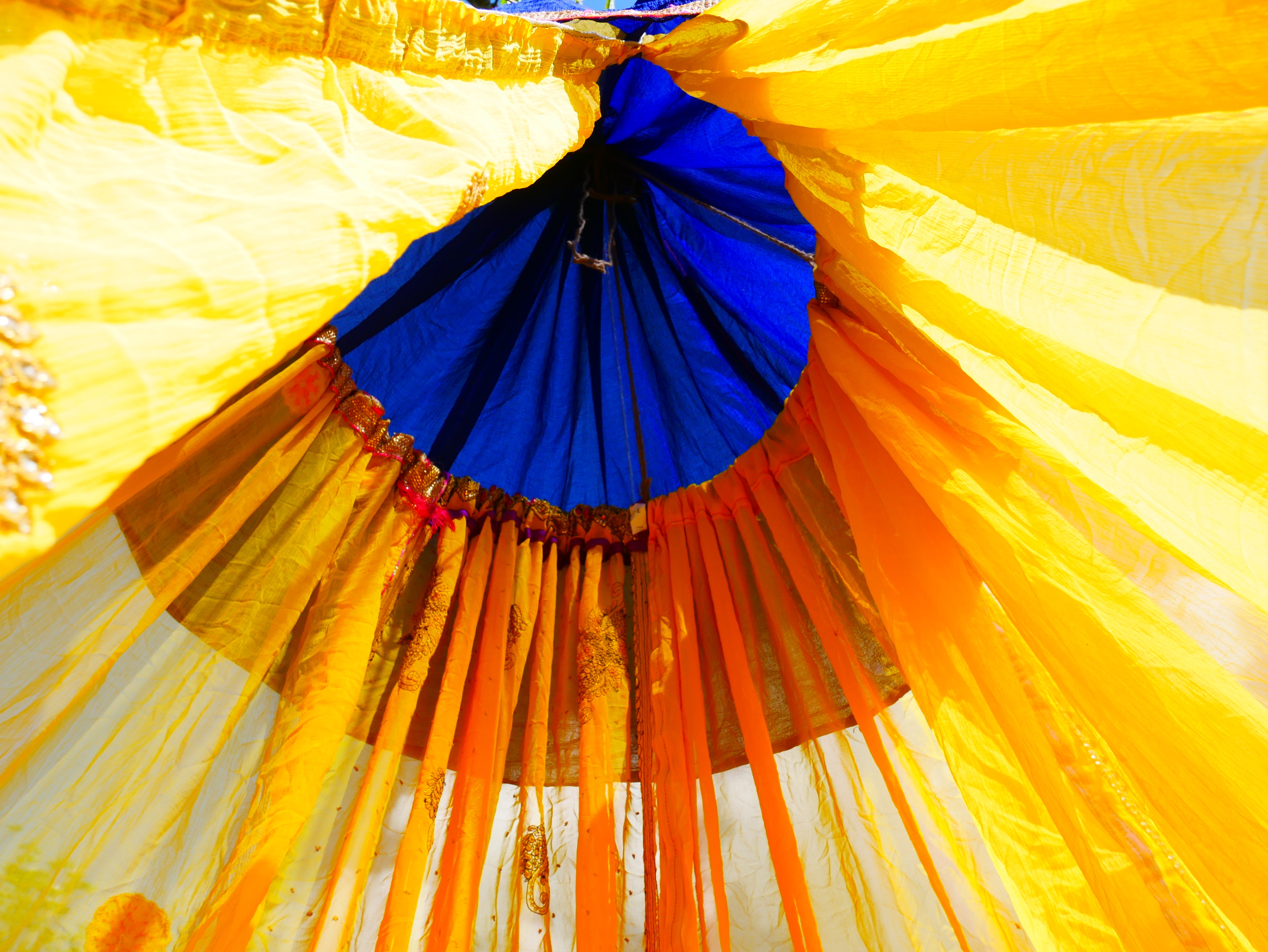 Tienda de sari, baldaquín Shanti - baldaquín bohemio para cama | telón de fondo para bodas bohemias - decoración hippie - área de asientos en el suelo | sala de meditación