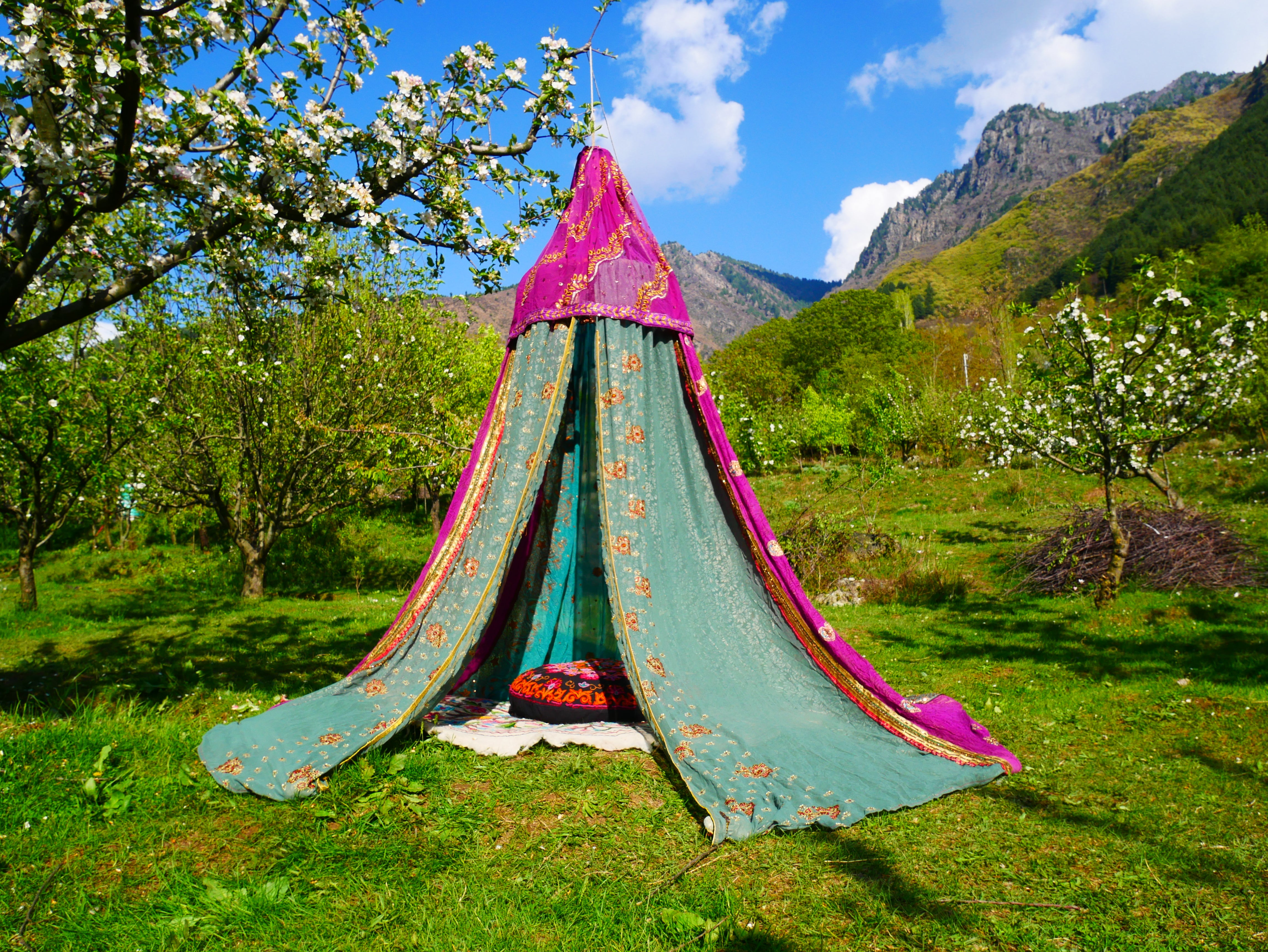 Tienda de sari con dosel kashmiri - Dosel para cama | Decoración para festivales o glamping - Dosel Shanti para espacios de meditación o tienda de juegos para niños