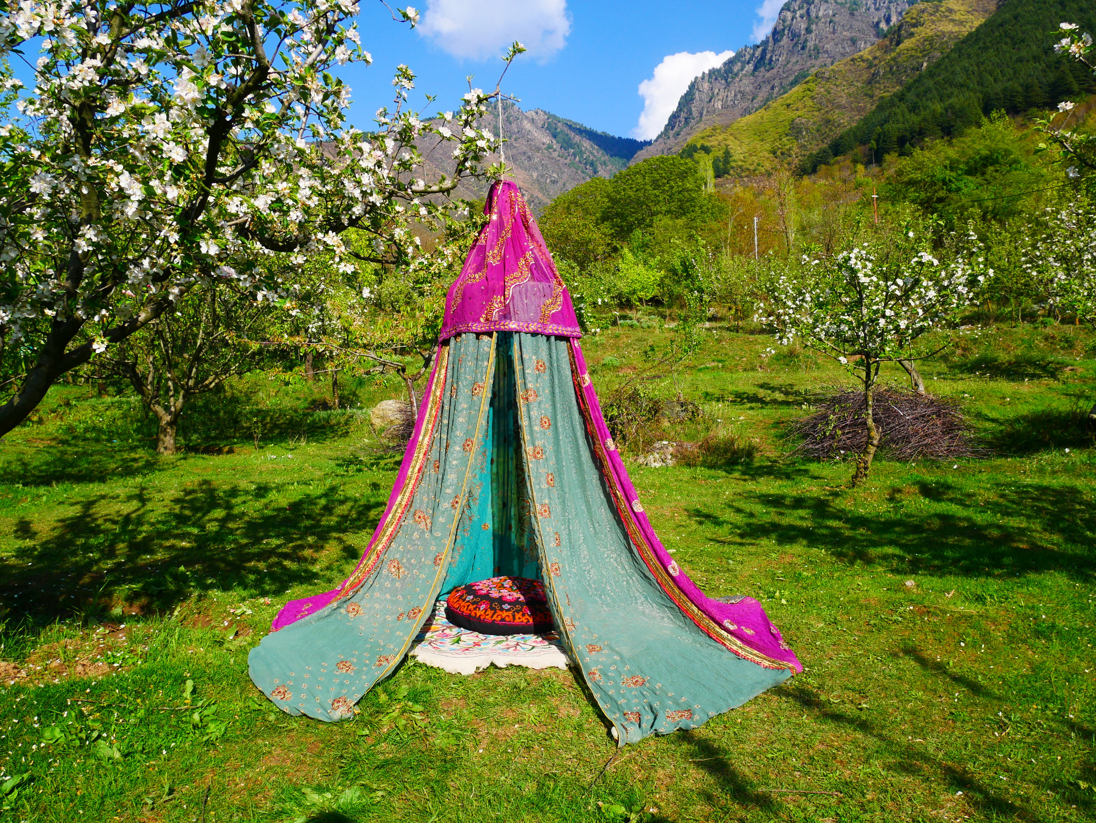 Tienda de sari con dosel kashmiri - Dosel para cama | Decoración para festivales o glamping - Dosel Shanti para espacios de meditación o tienda de juegos para niños