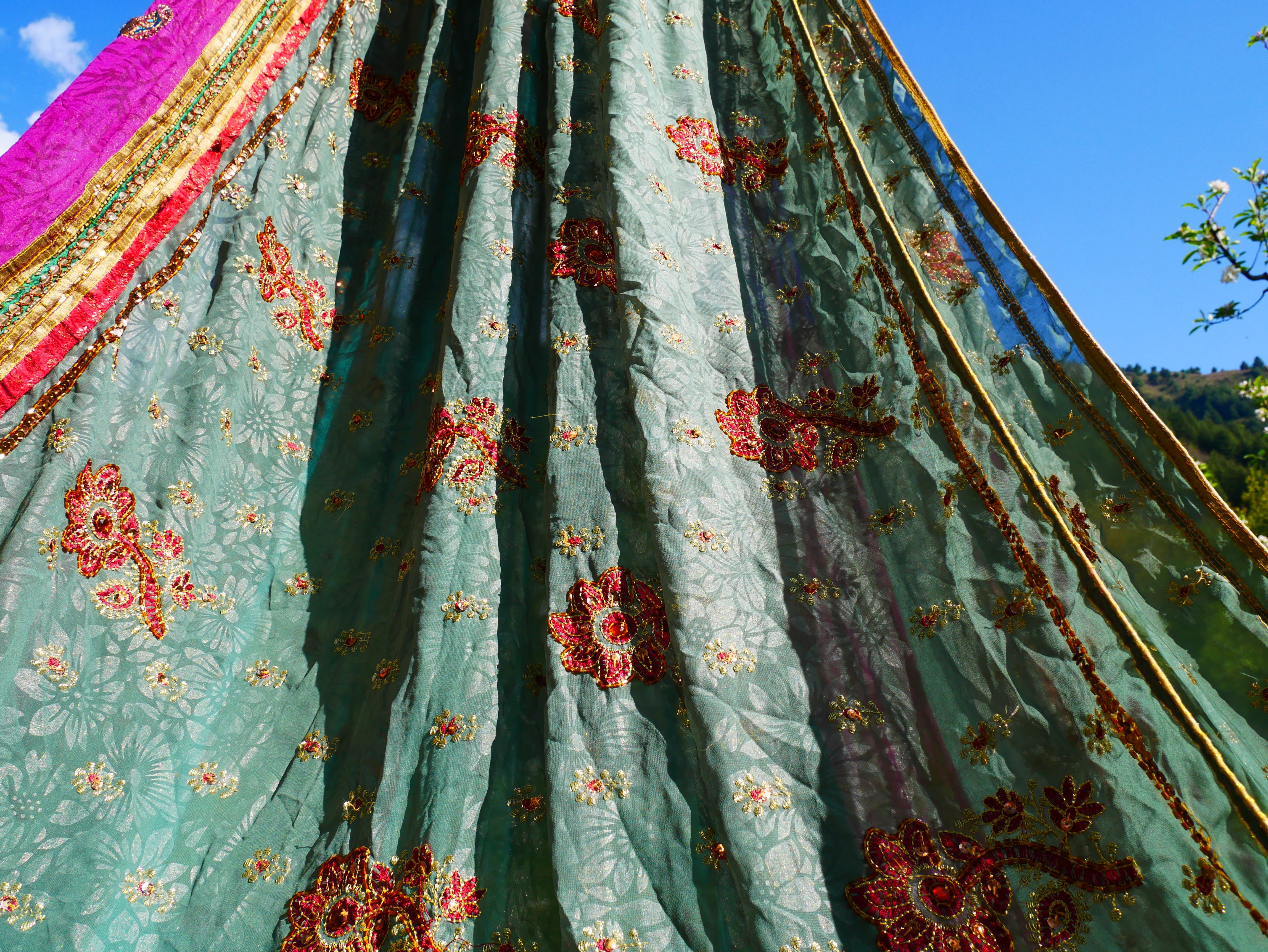 Tienda de sari con dosel kashmiri - Dosel para cama | Decoración para festivales o glamping - Dosel Shanti para espacios de meditación o tienda de juegos para niños