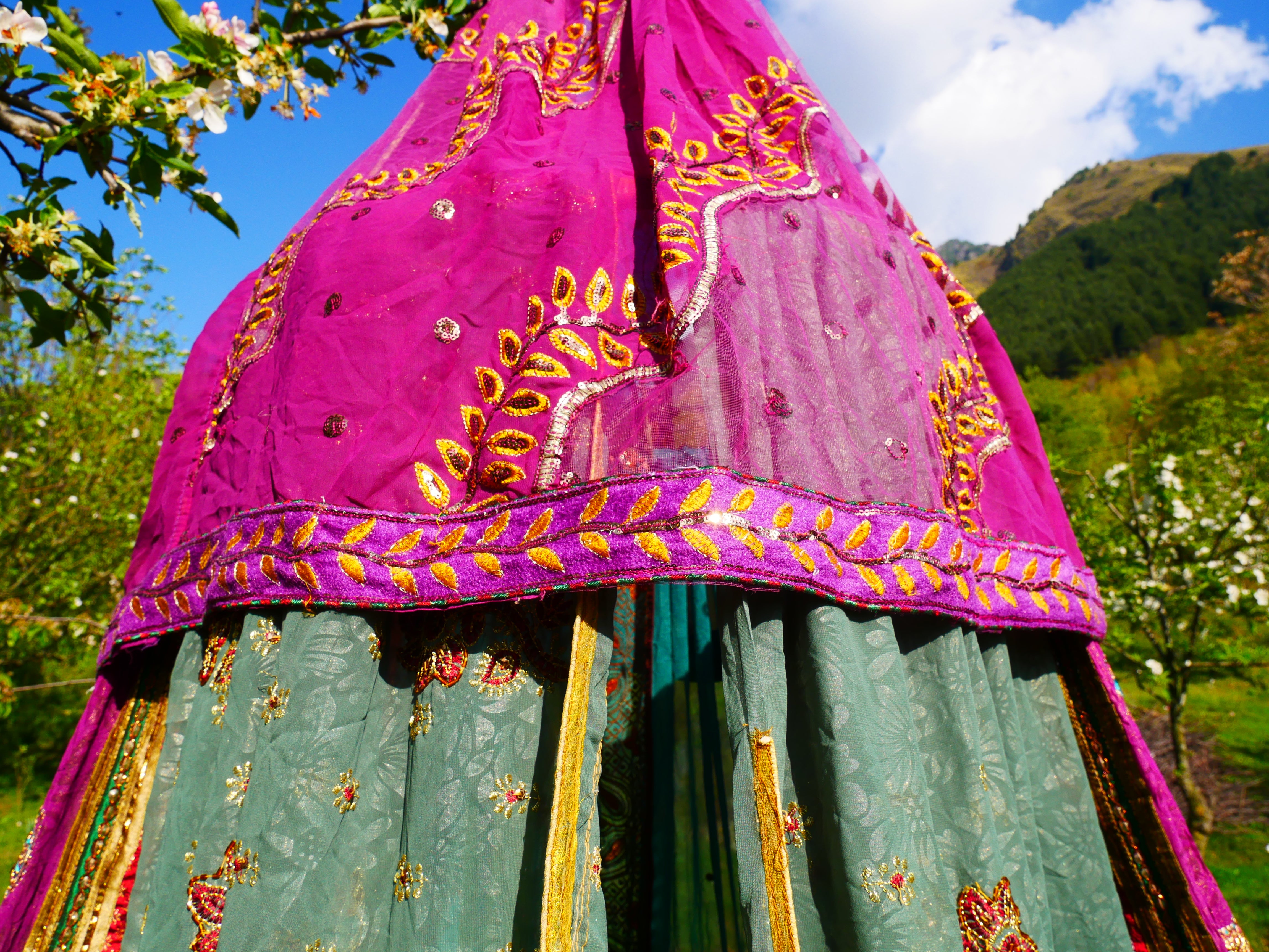 Tienda de sari con dosel kashmiri - Dosel para cama | Decoración para festivales o glamping - Dosel Shanti para espacios de meditación o tienda de juegos para niños