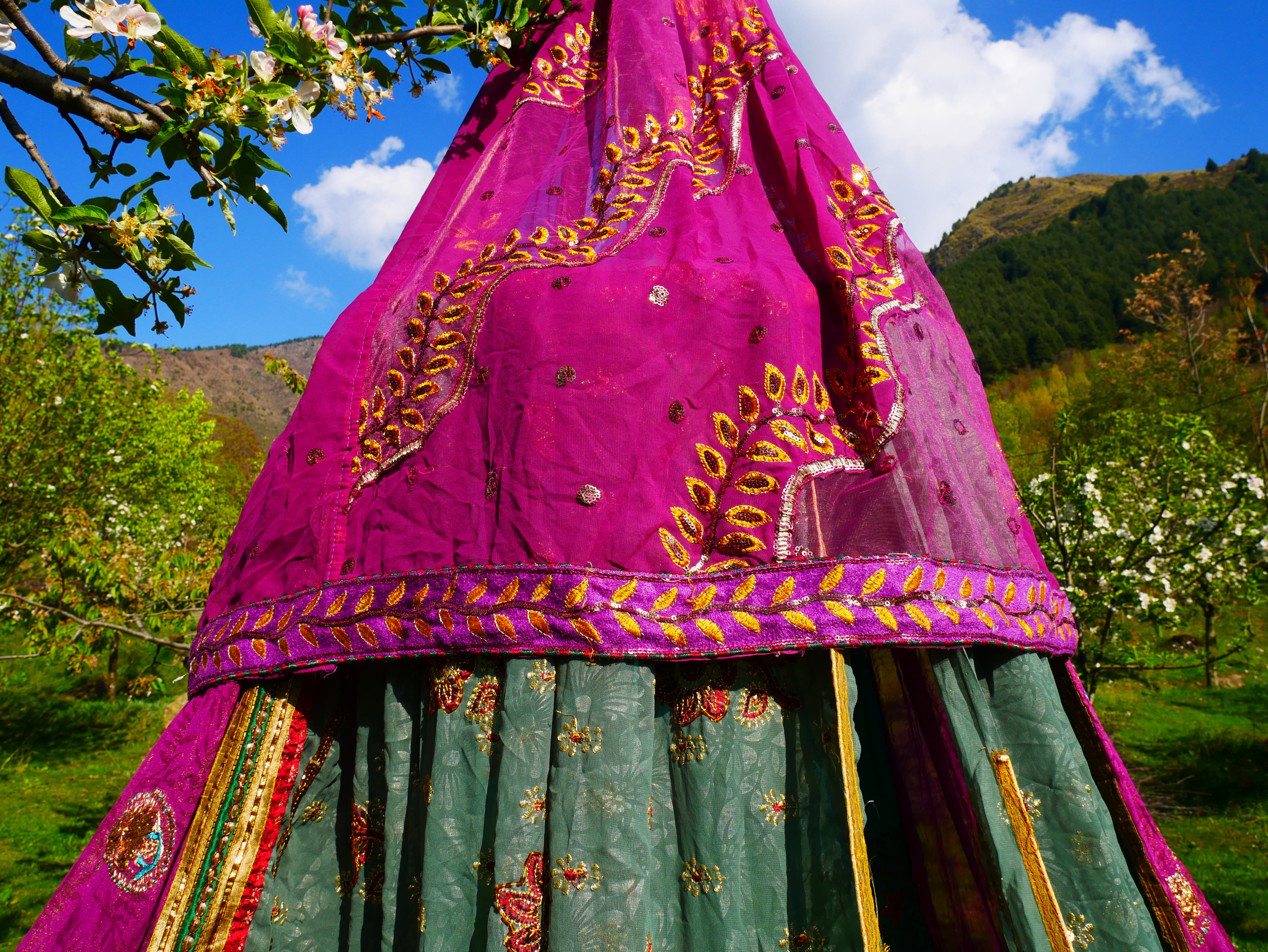 Tienda de sari con dosel kashmiri - Dosel para cama | Decoración para festivales o glamping - Dosel Shanti para espacios de meditación o tienda de juegos para niños