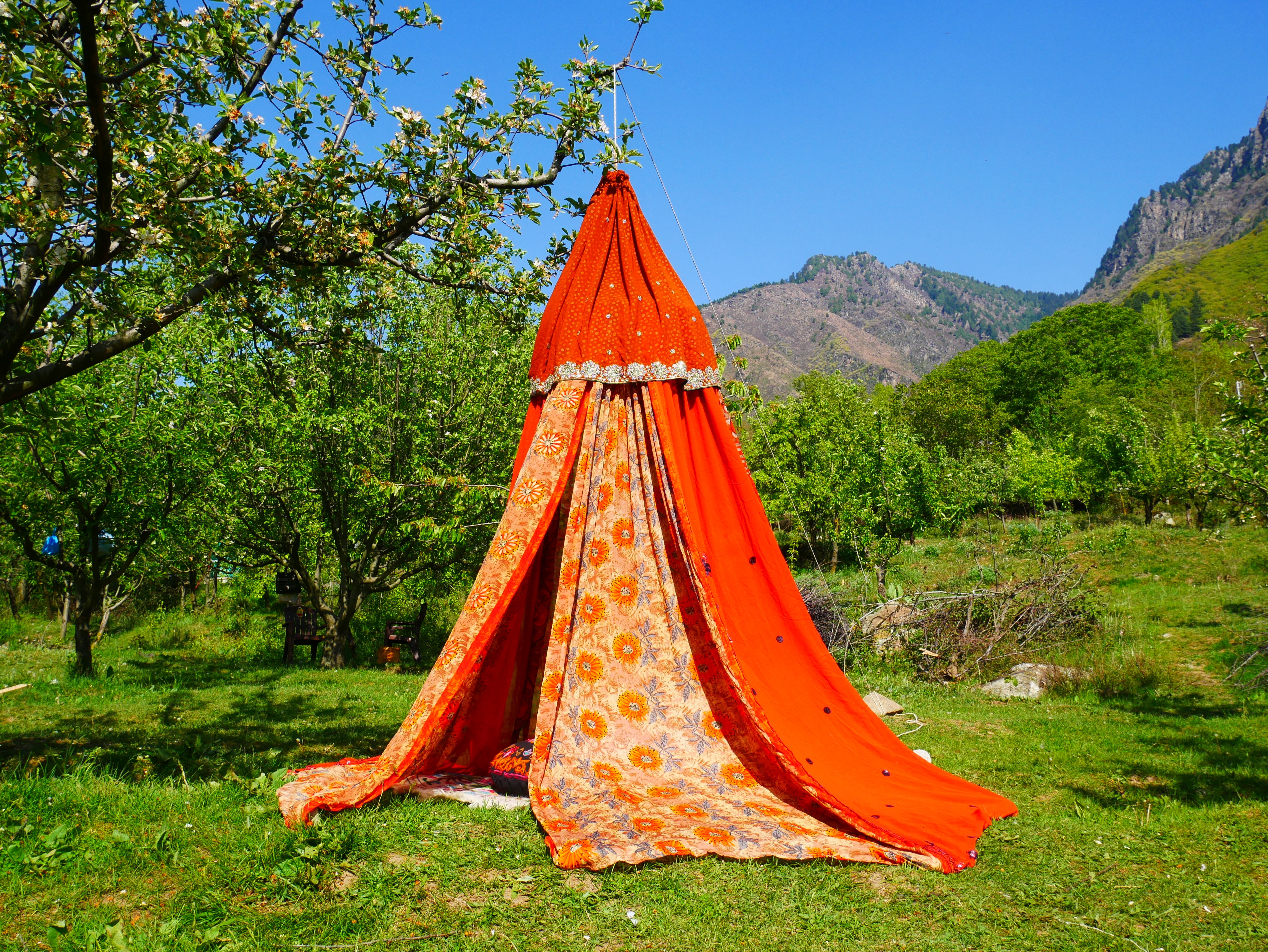 Tienda de sari con dosel kashmiri - Dosel para cama | Decoración para festivales o glamping - Dosel Shanti para espacios de meditación o tienda de juegos para niños