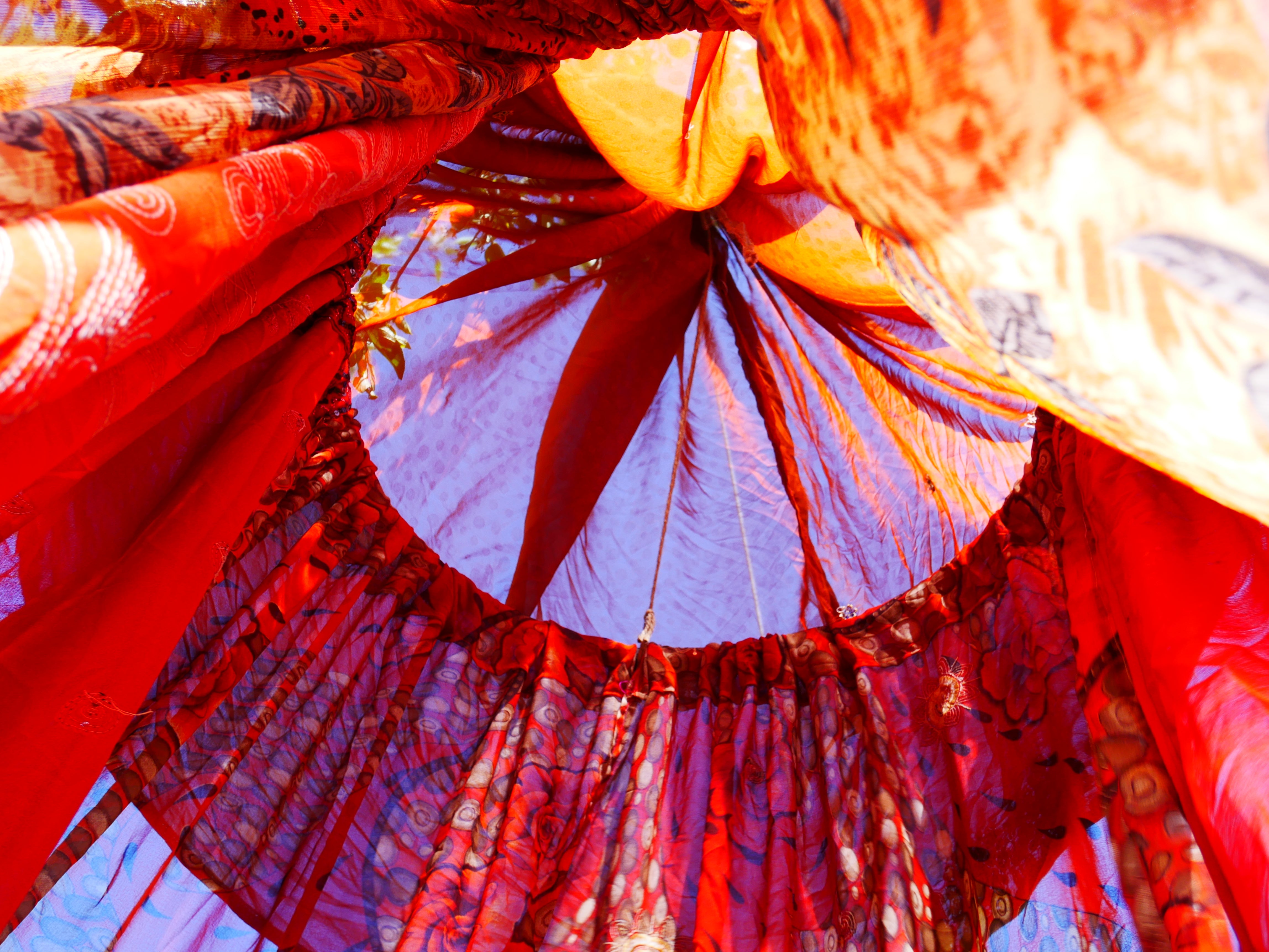 Tienda de sari con dosel kashmiri - Dosel para cama | Decoración para festivales o glamping - Dosel Shanti para espacios de meditación o tienda de juegos para niños