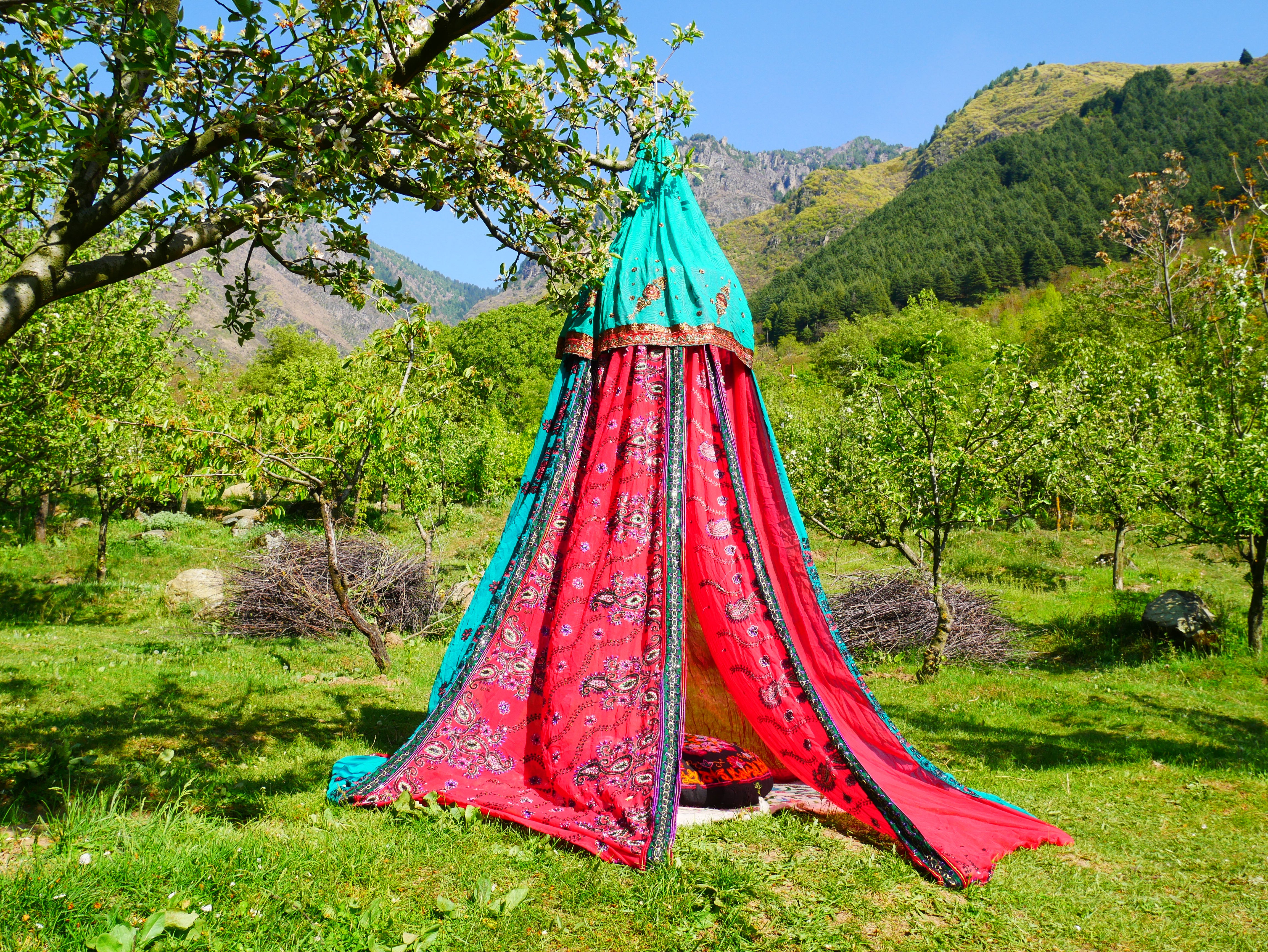 Tienda Shanti Canopy para sari - dosel para cama | Baldaquino de Cachemira para espacios de meditación o rincones de lectura