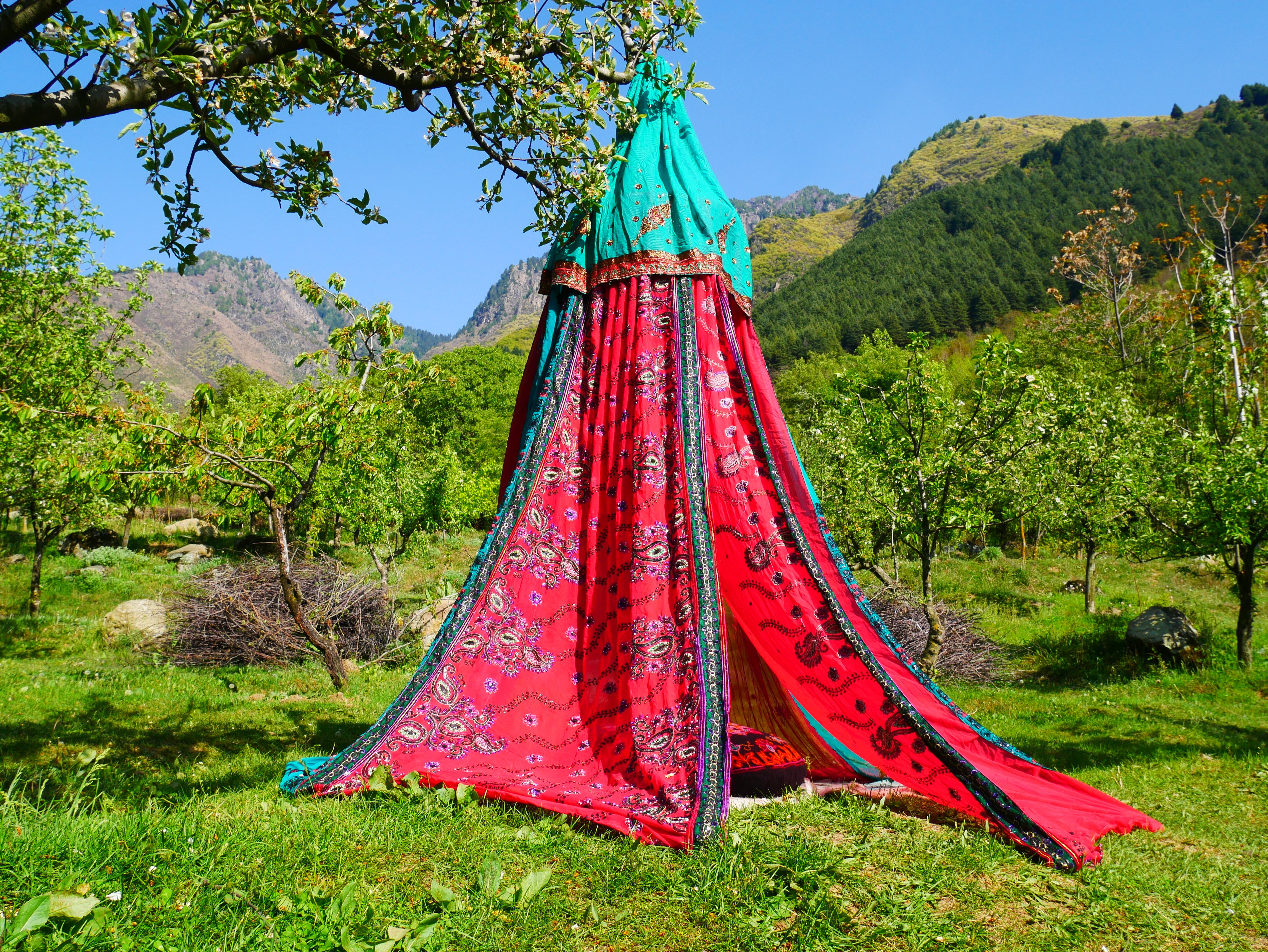 Tienda Shanti Canopy para sari - dosel para cama | Baldaquino de Cachemira para espacios de meditación o rincones de lectura