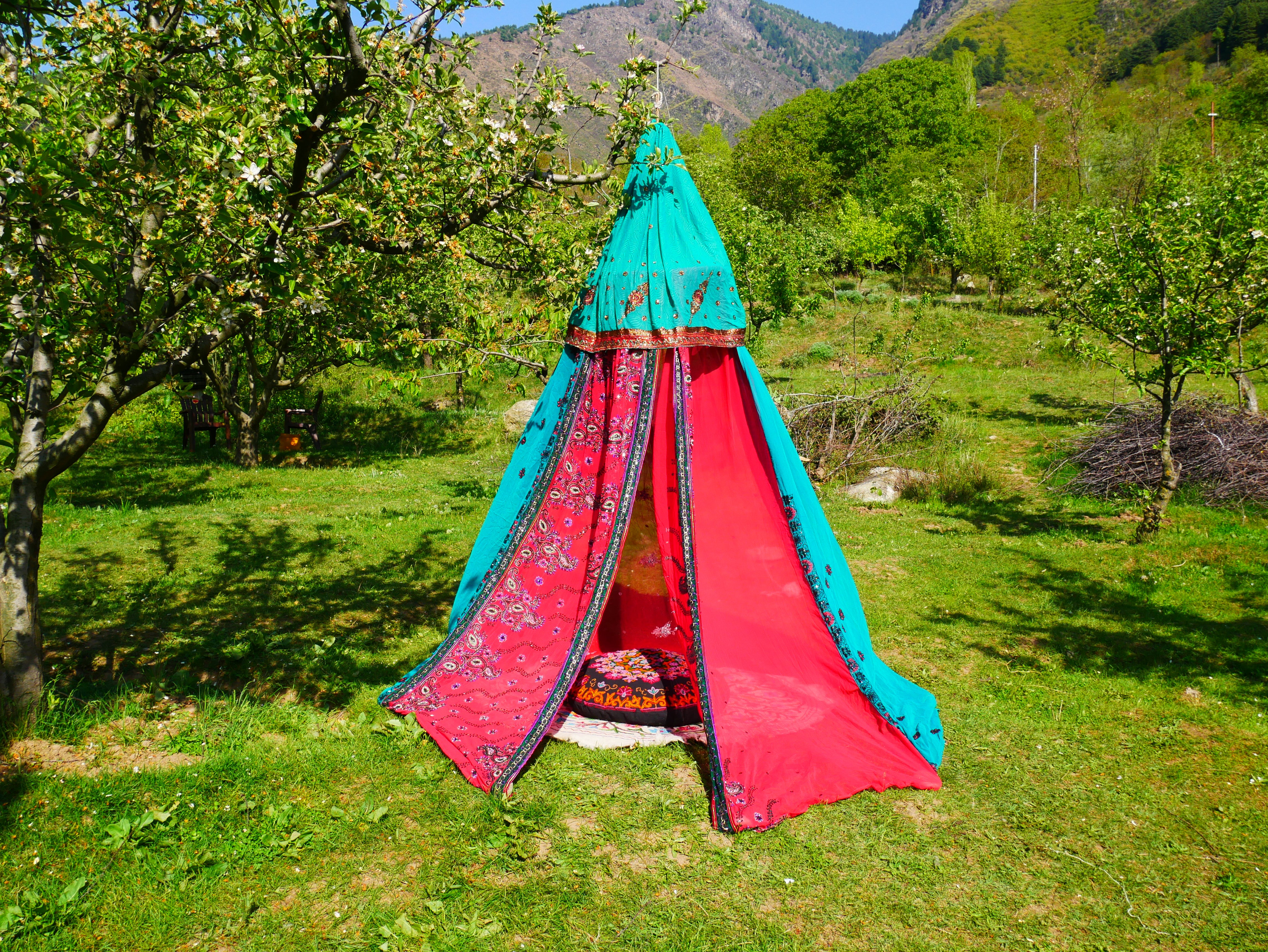 Tienda Shanti Canopy para sari - dosel para cama | Baldaquino de Cachemira para espacios de meditación o rincones de lectura