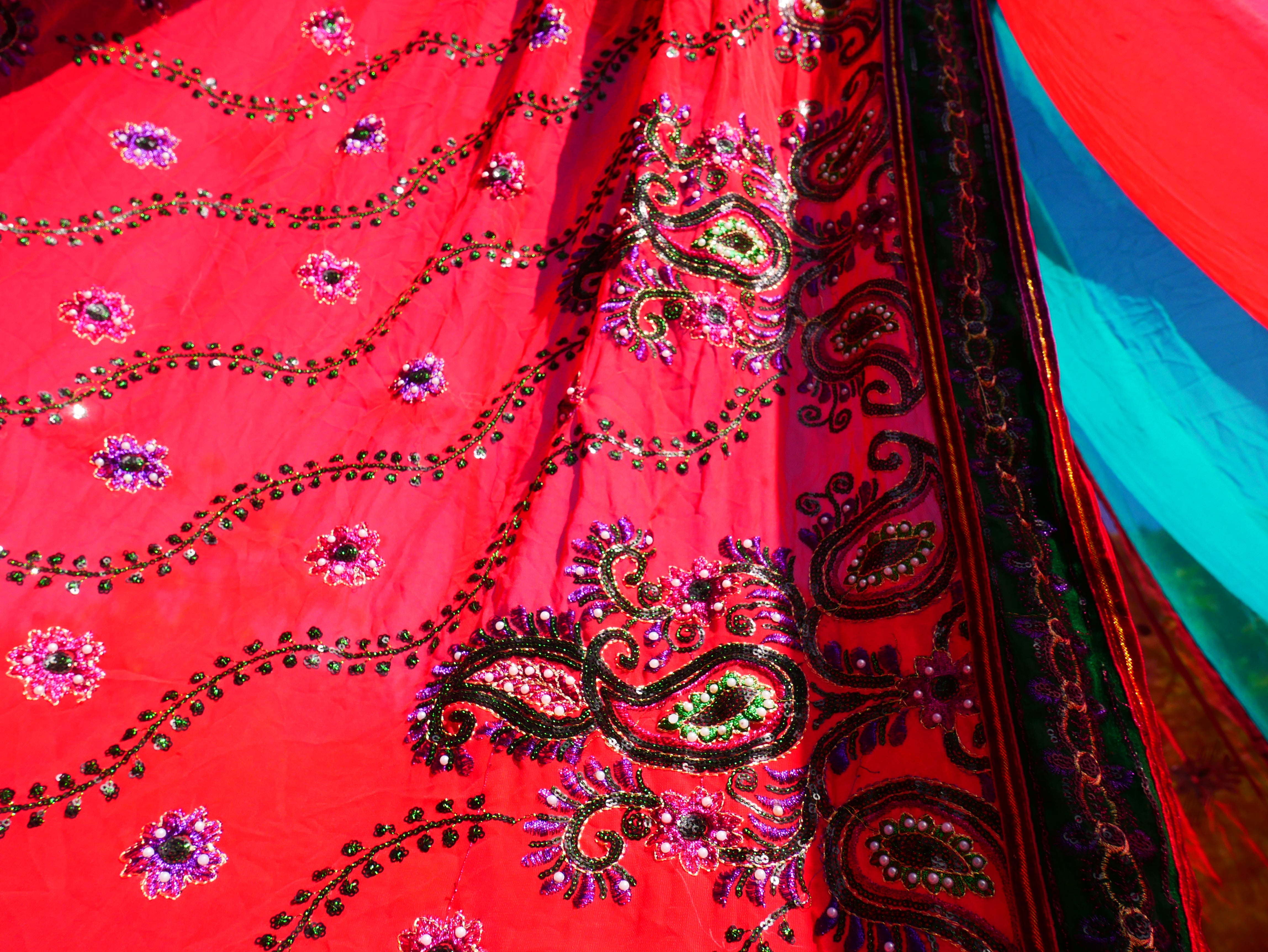 Tienda Shanti Canopy para sari - dosel para cama | Baldaquino de Cachemira para espacios de meditación o rincones de lectura