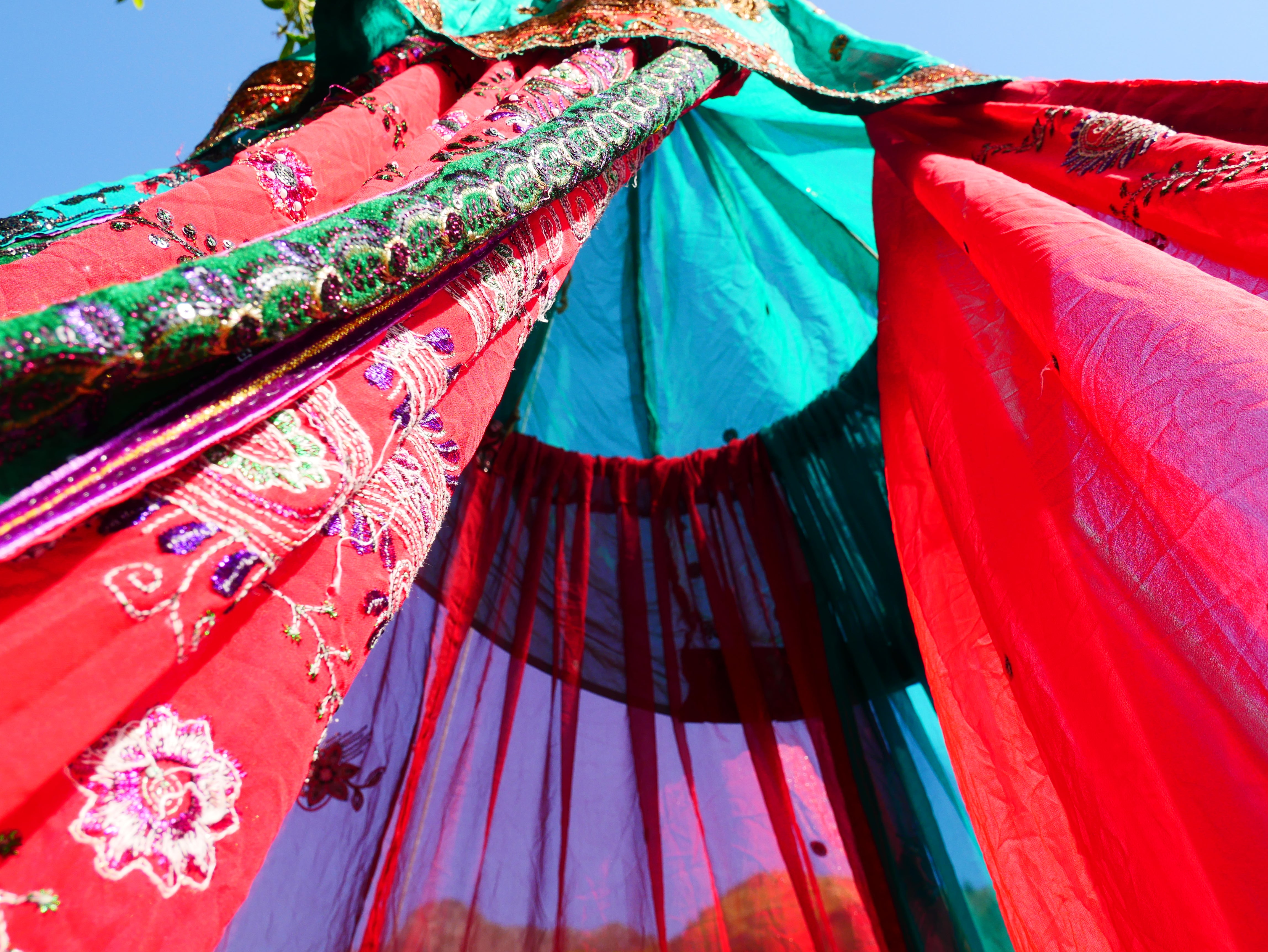 Tienda Shanti Canopy para sari - dosel para cama | Baldaquino de Cachemira para espacios de meditación o rincones de lectura