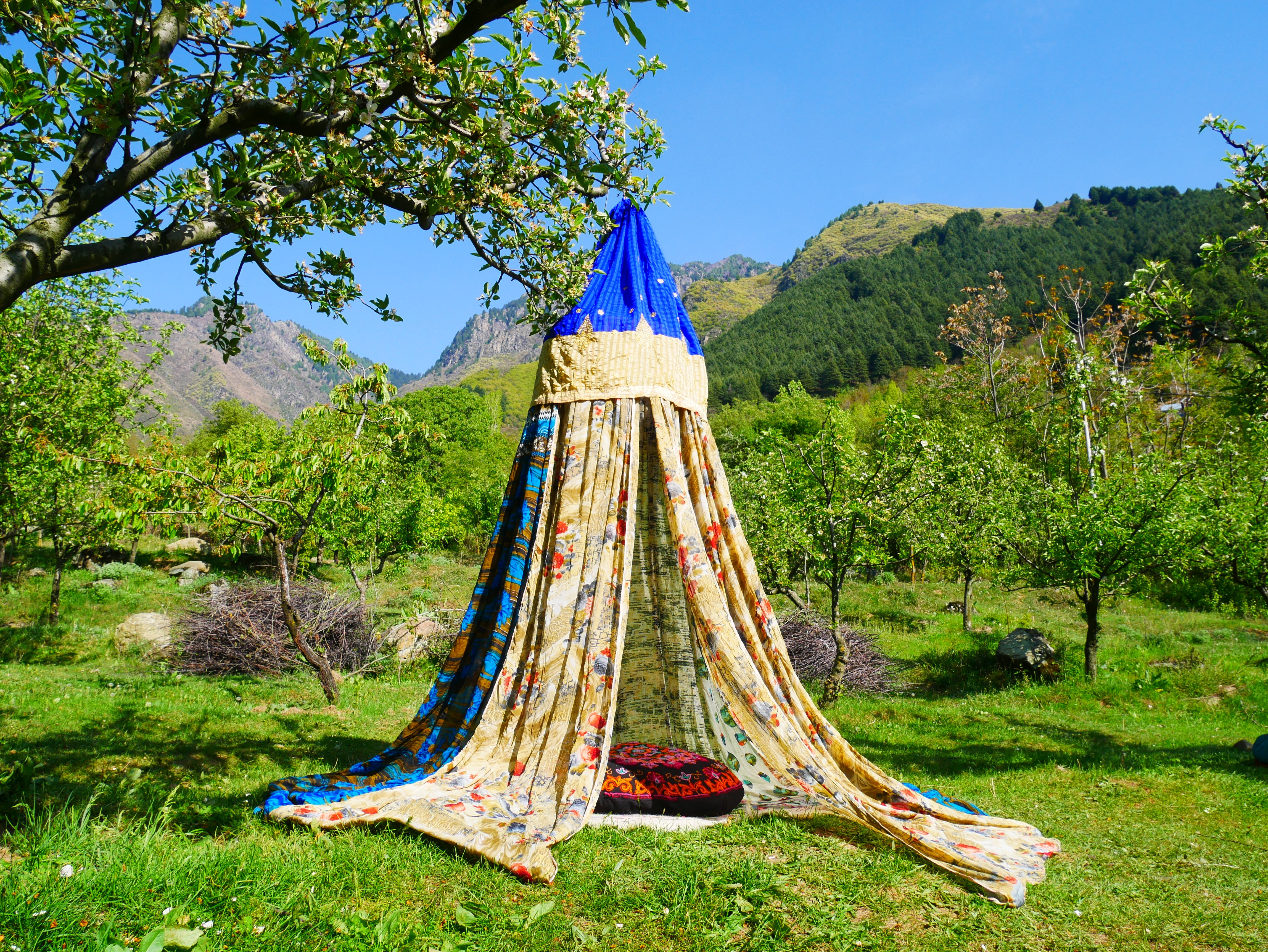 Tienda de sari con dosel kashmiri - Dosel para cama | Decoración para festivales o glamping - Dosel Shanti para espacios de meditación o tienda de juegos para niños