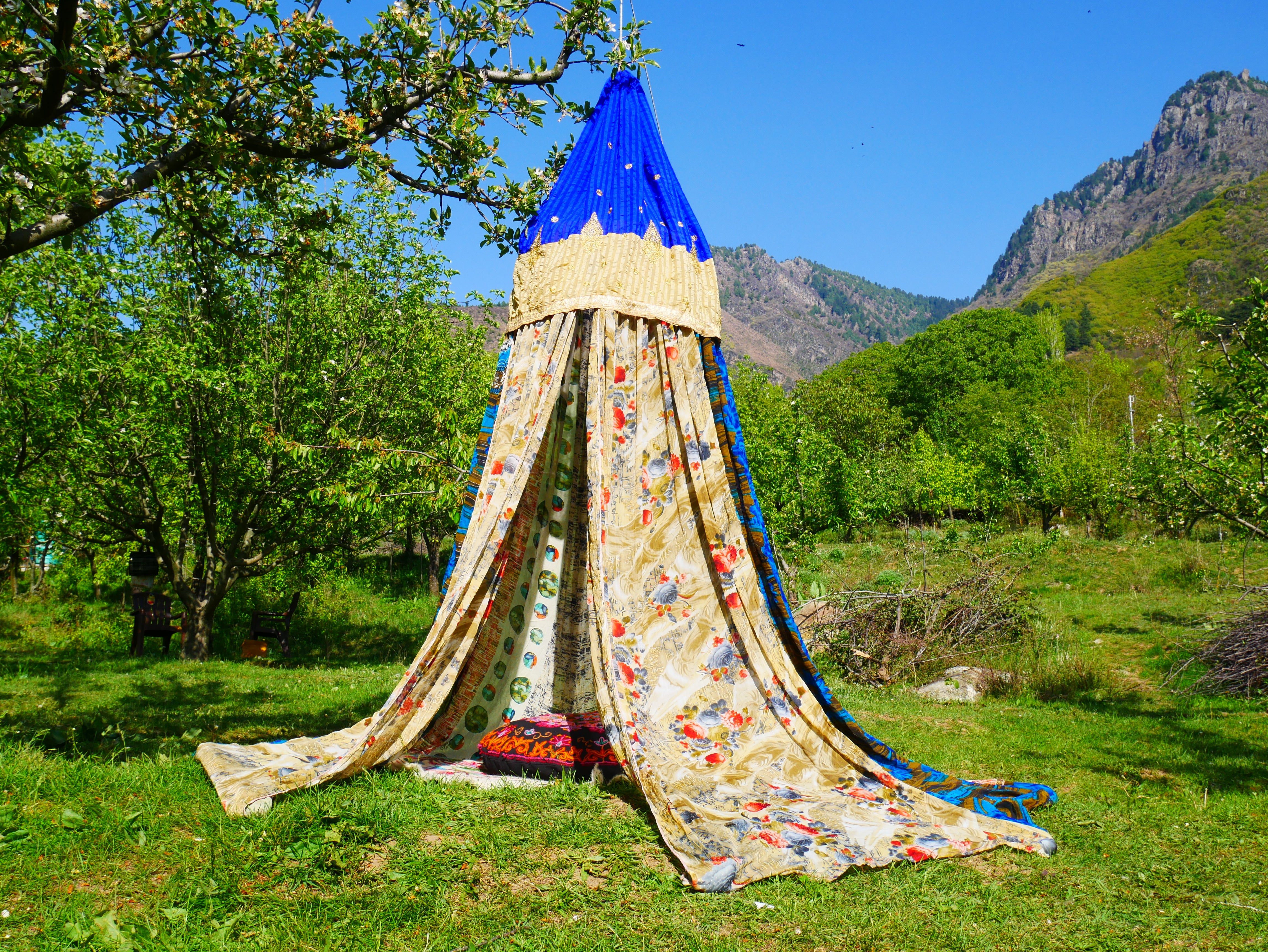 Tienda de sari con dosel kashmiri - Dosel para cama | Decoración para festivales o glamping - Dosel Shanti para espacios de meditación o tienda de juegos para niños