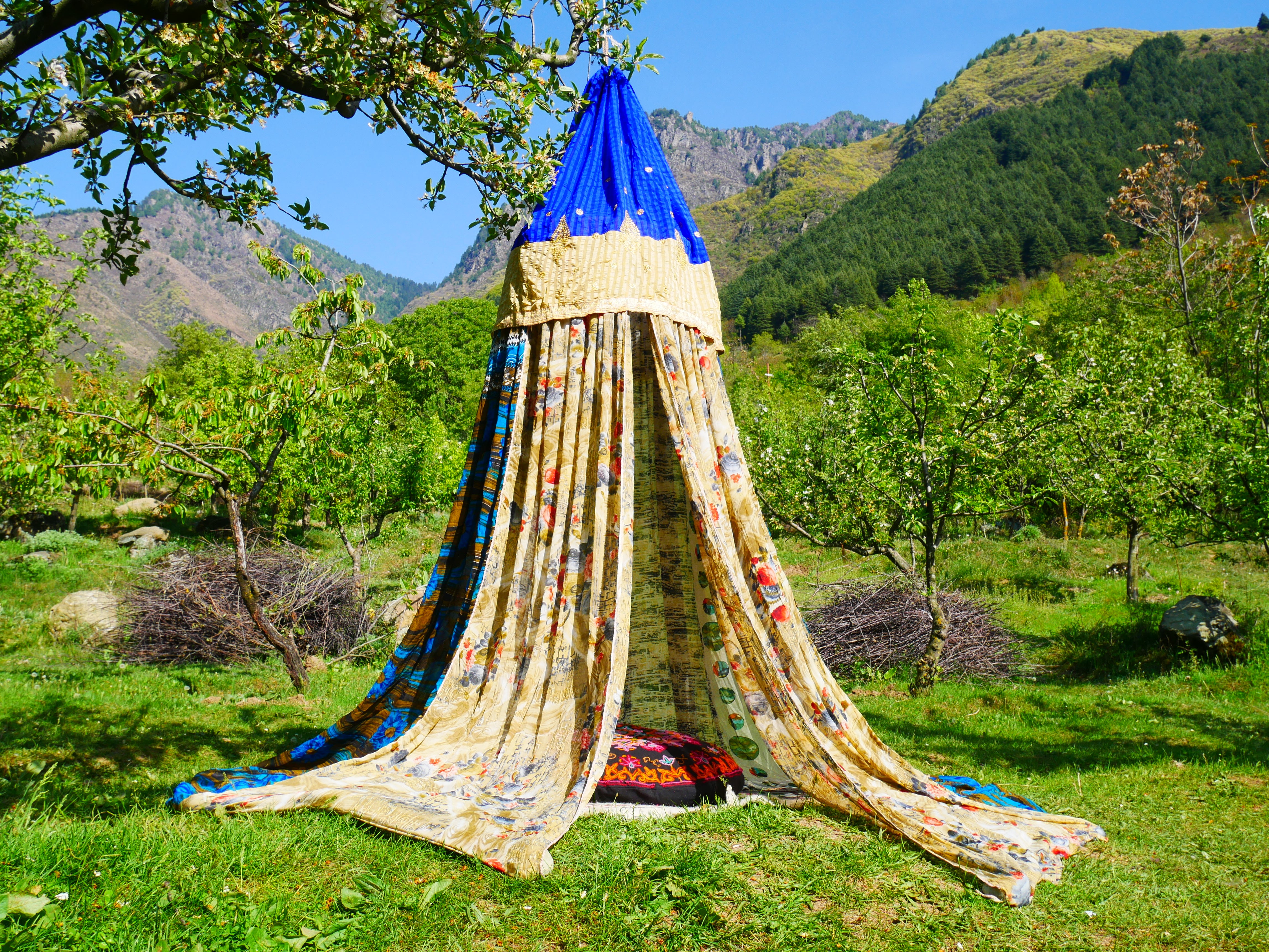 Tienda de sari con dosel kashmiri - Dosel para cama | Decoración para festivales o glamping - Dosel Shanti para espacios de meditación o tienda de juegos para niños