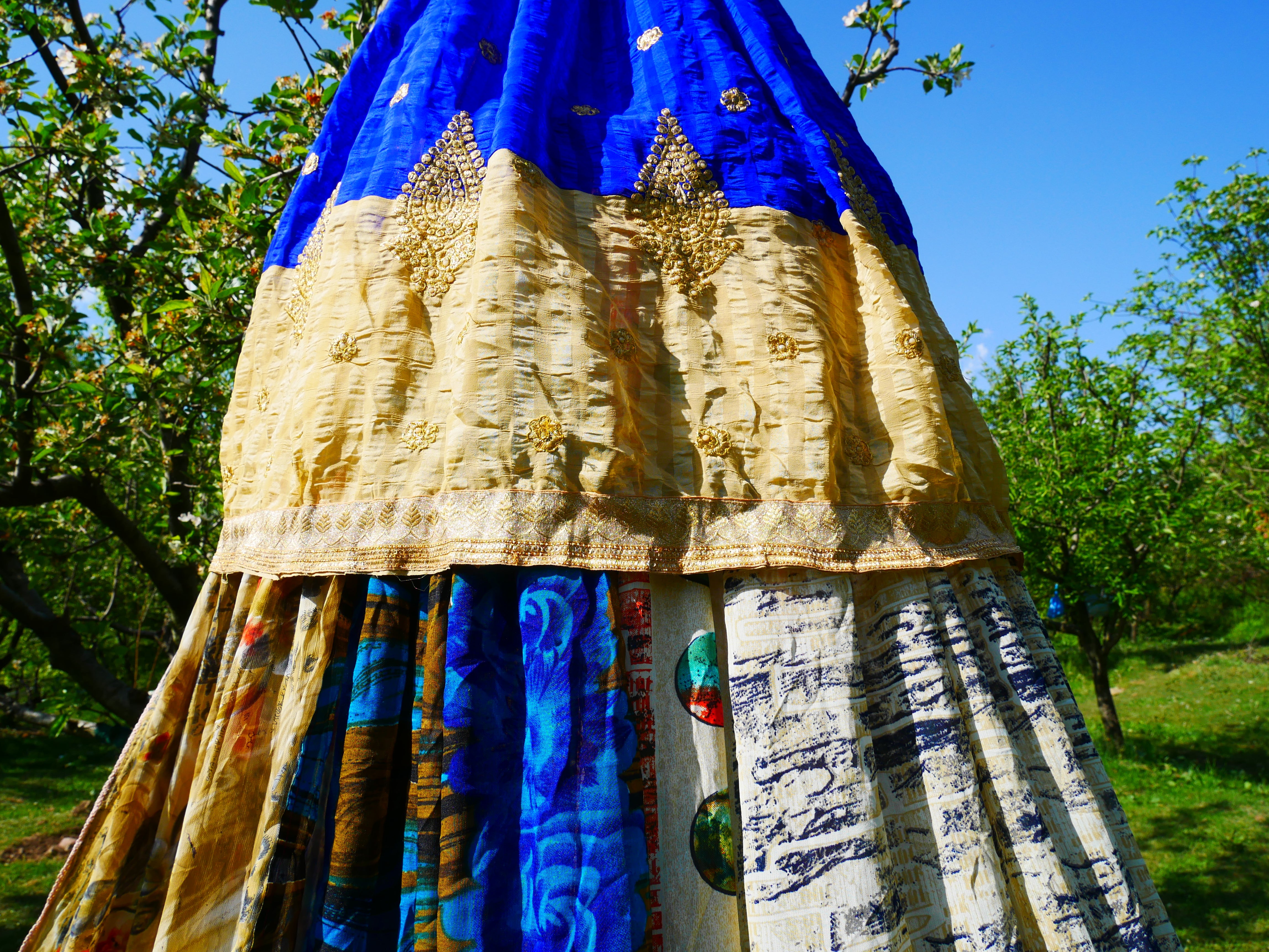 Tienda de sari con dosel kashmiri - Dosel para cama | Decoración para festivales o glamping - Dosel Shanti para espacios de meditación o tienda de juegos para niños