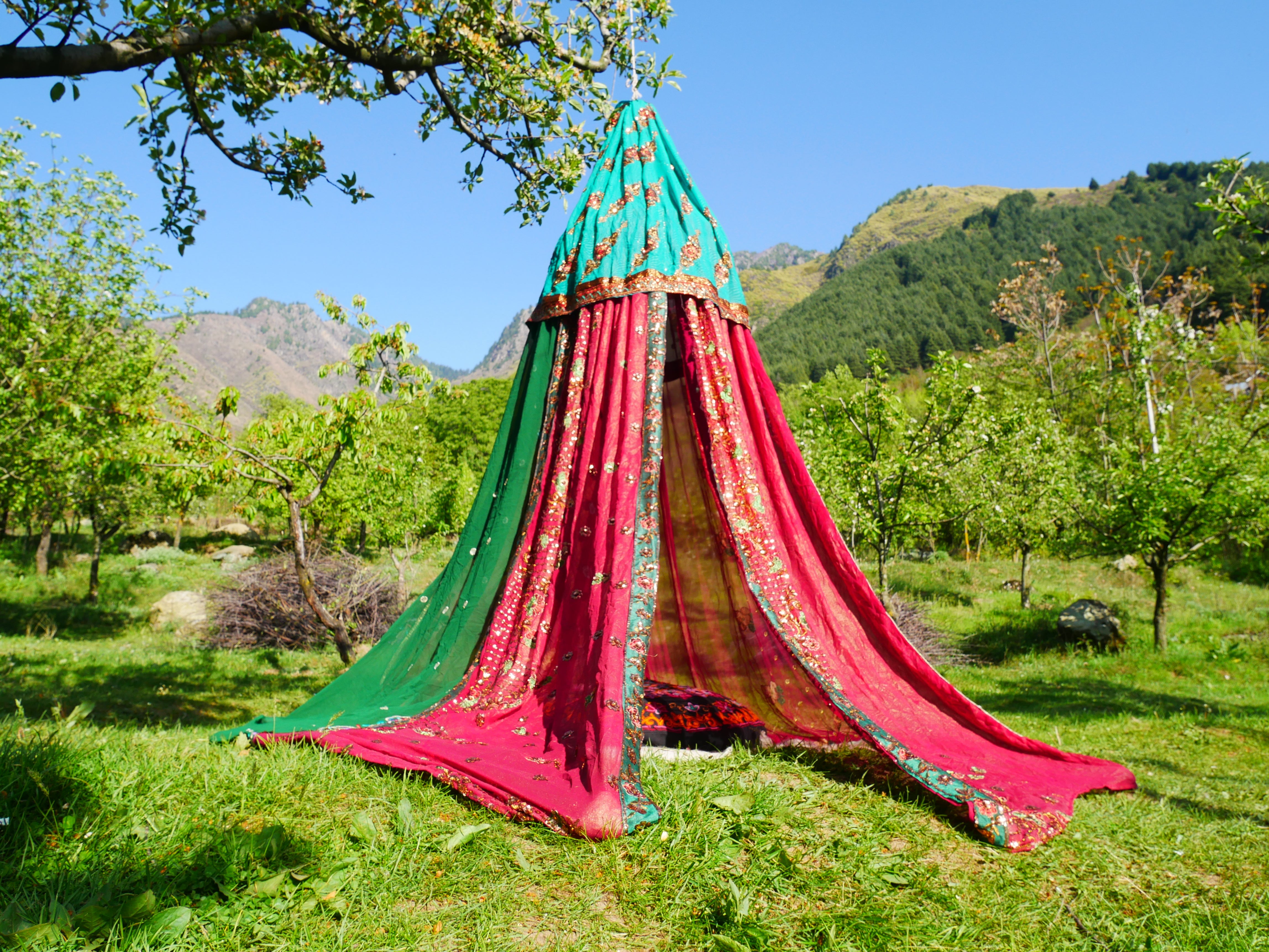 Tienda Shanti Canopy para sari - dosel para cama | Baldaquino de Cachemira para espacios de meditación o rincones de lectura