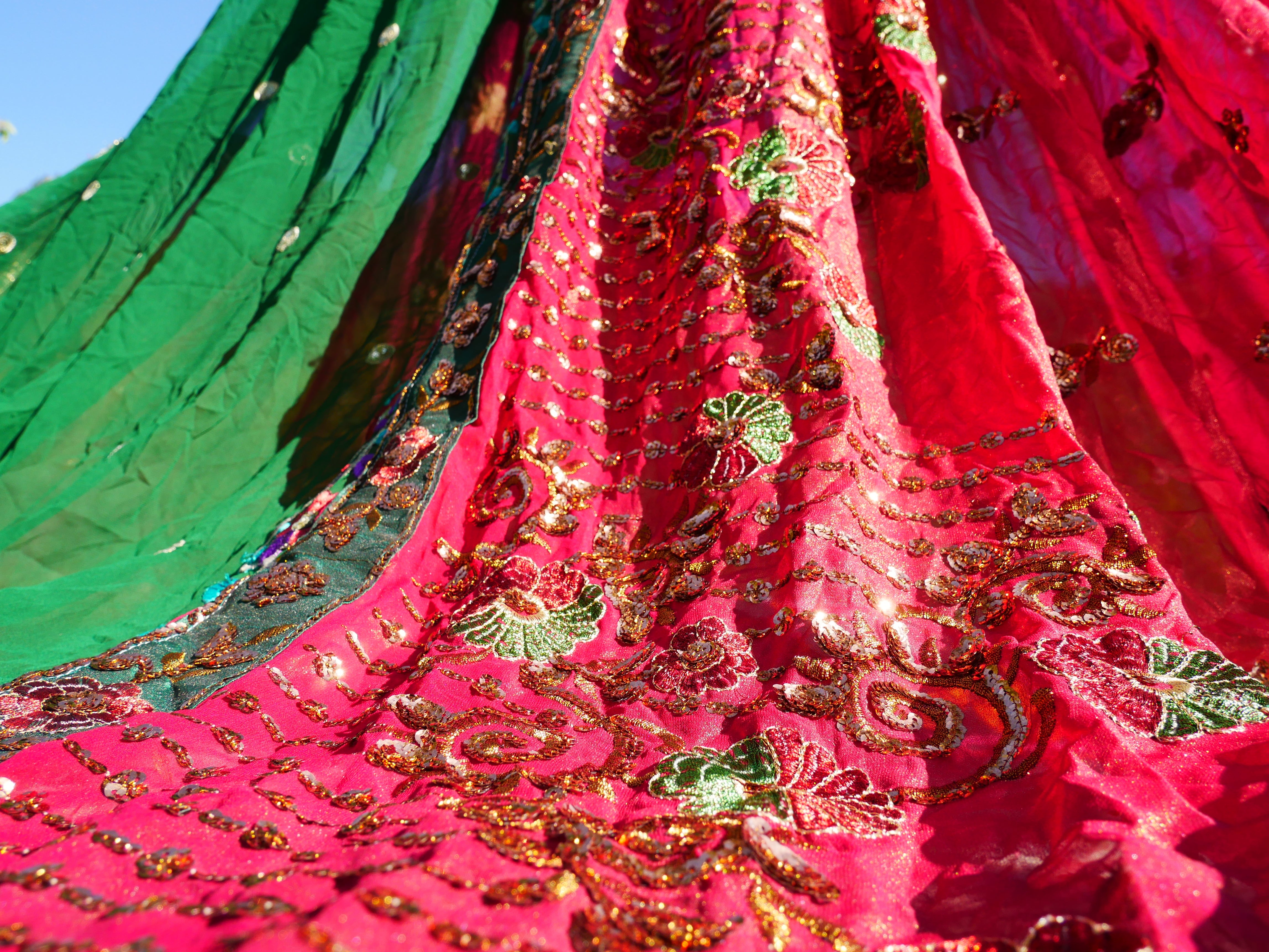 Tienda Shanti Canopy para sari - dosel para cama | Baldaquino de Cachemira para espacios de meditación o rincones de lectura