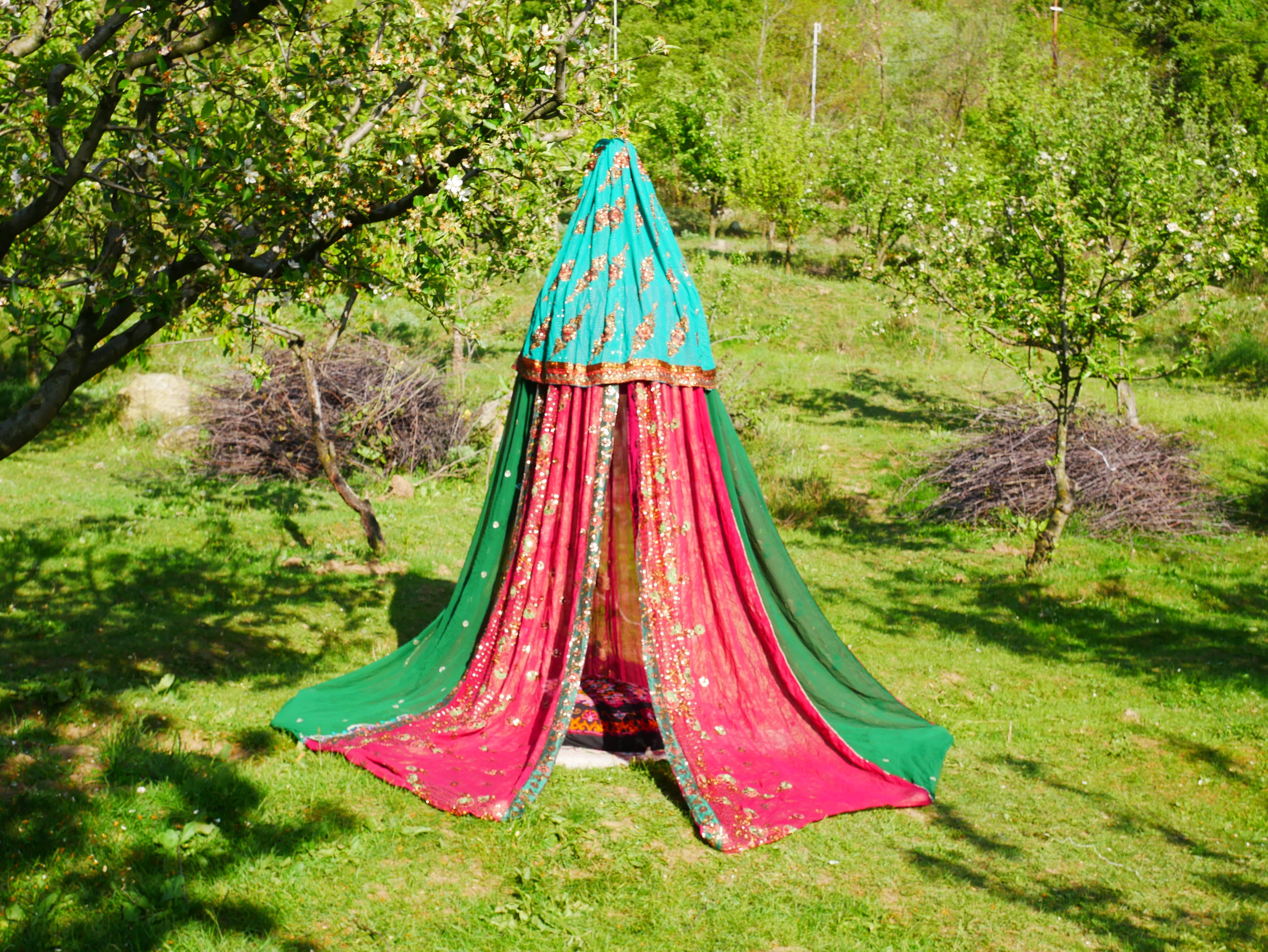 Tienda Shanti Canopy para sari - dosel para cama | Baldaquino de Cachemira para espacios de meditación o rincones de lectura