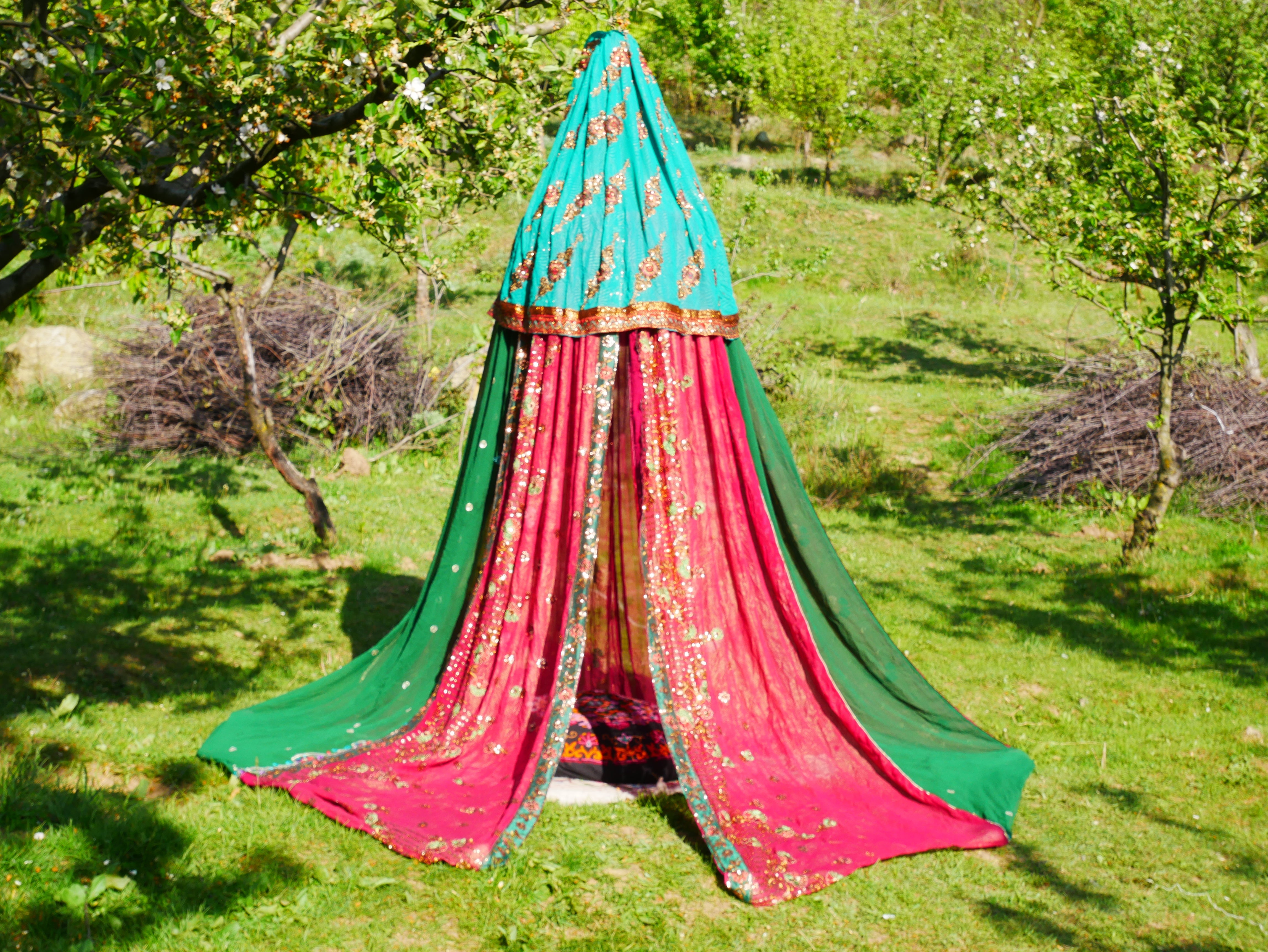 Tienda Shanti Canopy para sari - dosel para cama | Baldaquino de Cachemira para espacios de meditación o rincones de lectura