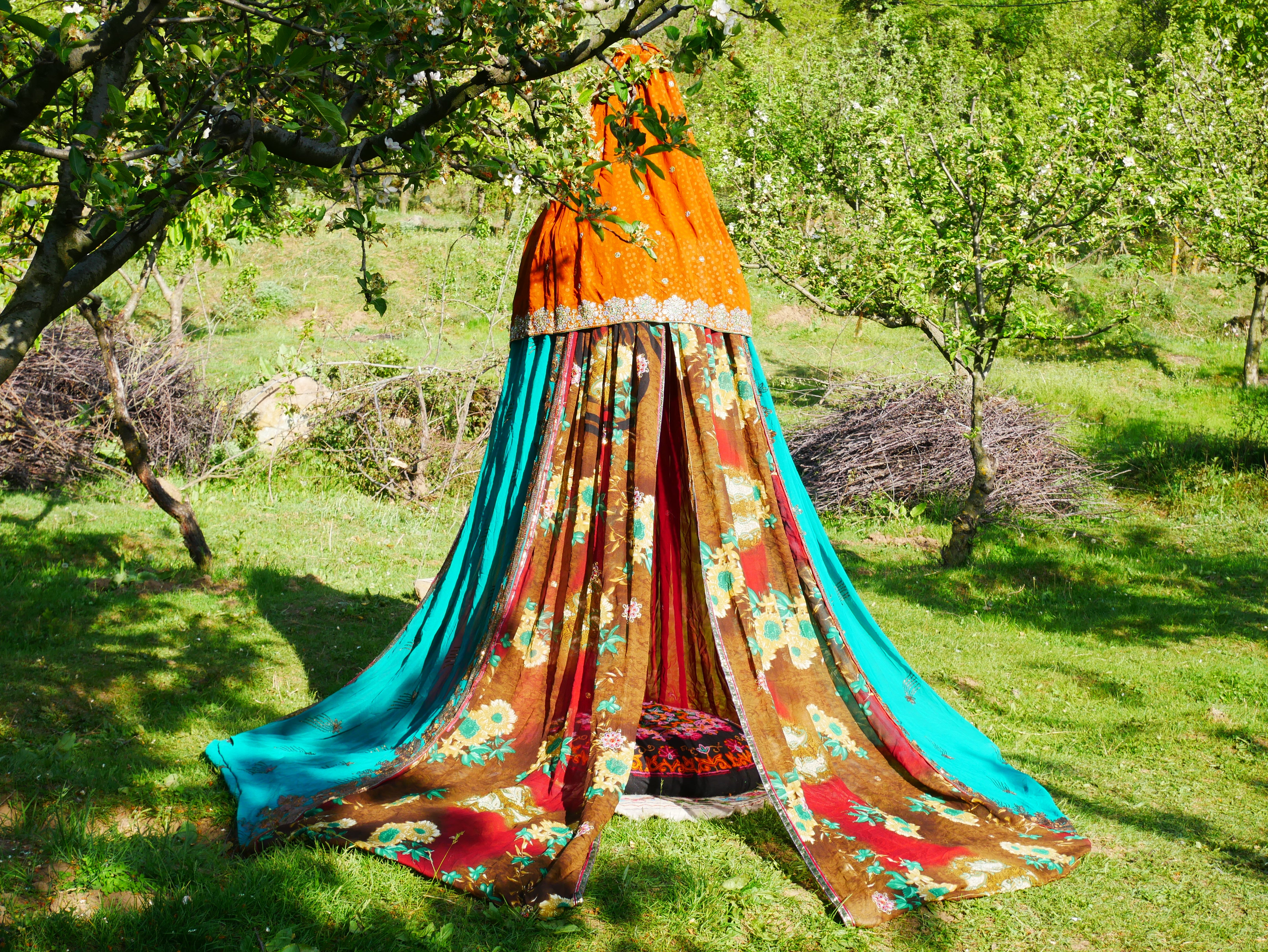 Tienda de sari con dosel kashmiri - Dosel para cama | Decoración para festivales o glamping - Dosel Shanti para espacios de meditación o tienda de juegos para niños