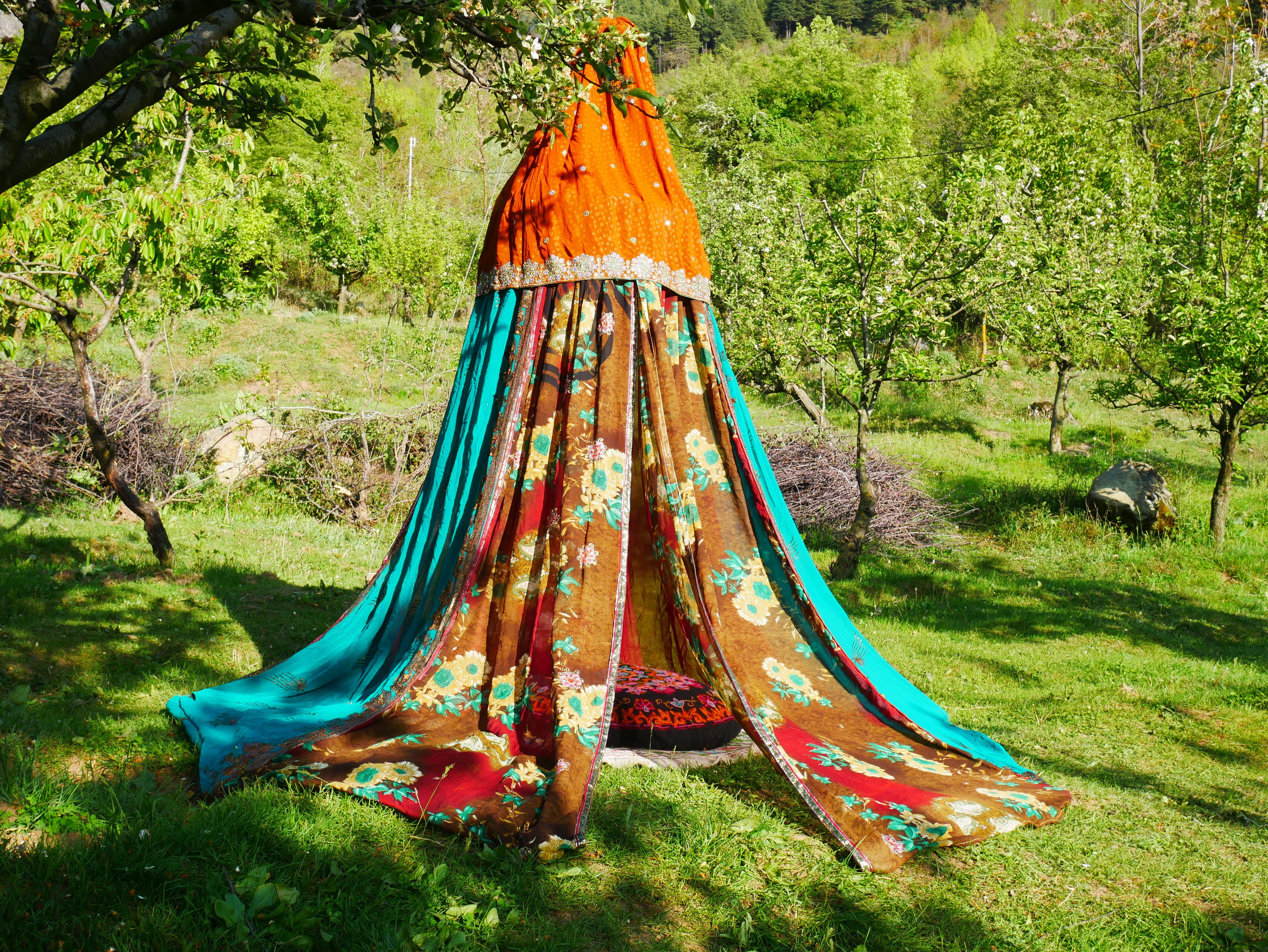 Tienda de sari con dosel kashmiri - Dosel para cama | Decoración para festivales o glamping - Dosel Shanti para espacios de meditación o tienda de juegos para niños