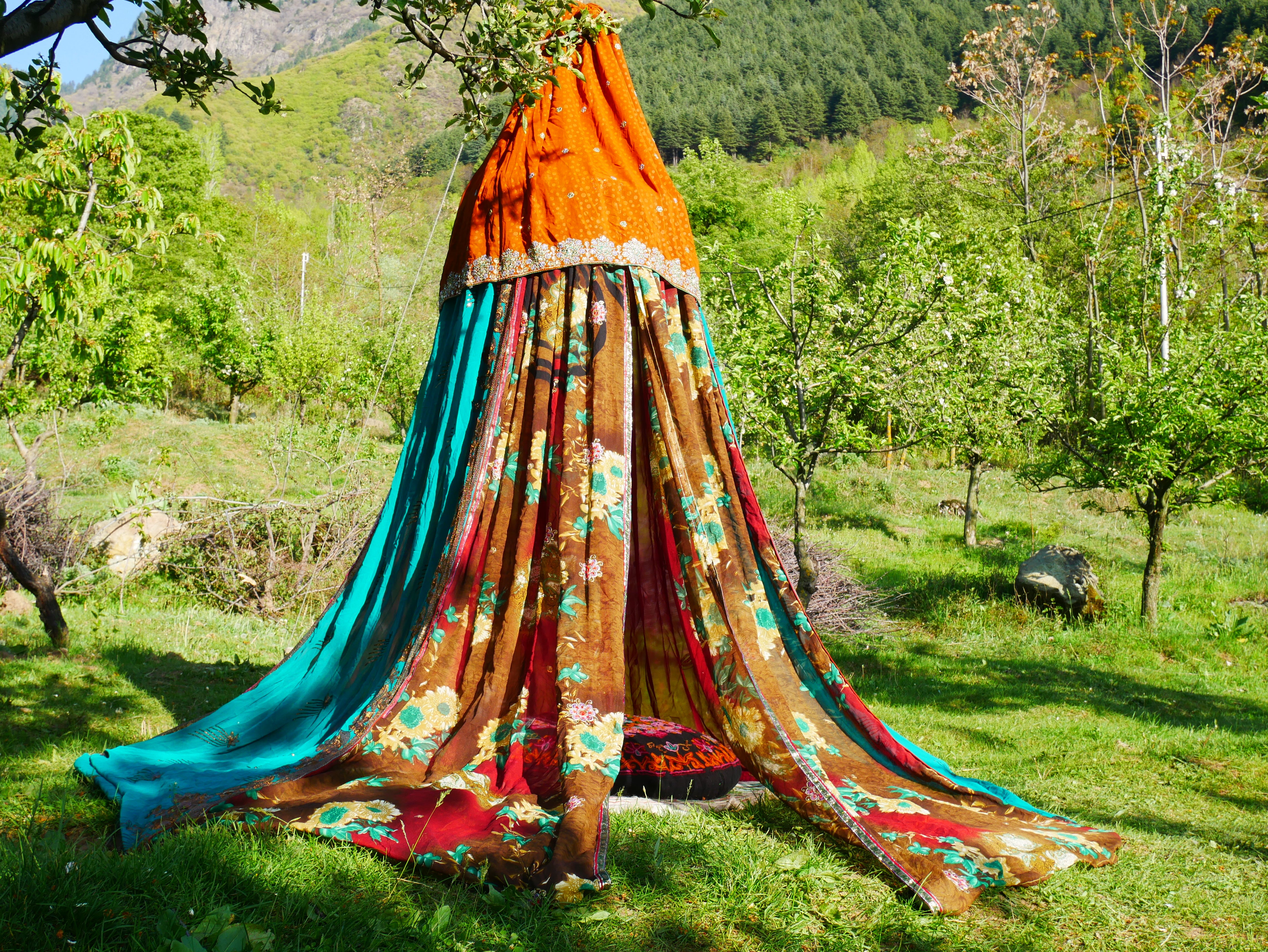Tienda de sari con dosel kashmiri - Dosel para cama | Decoración para festivales o glamping - Dosel Shanti para espacios de meditación o tienda de juegos para niños