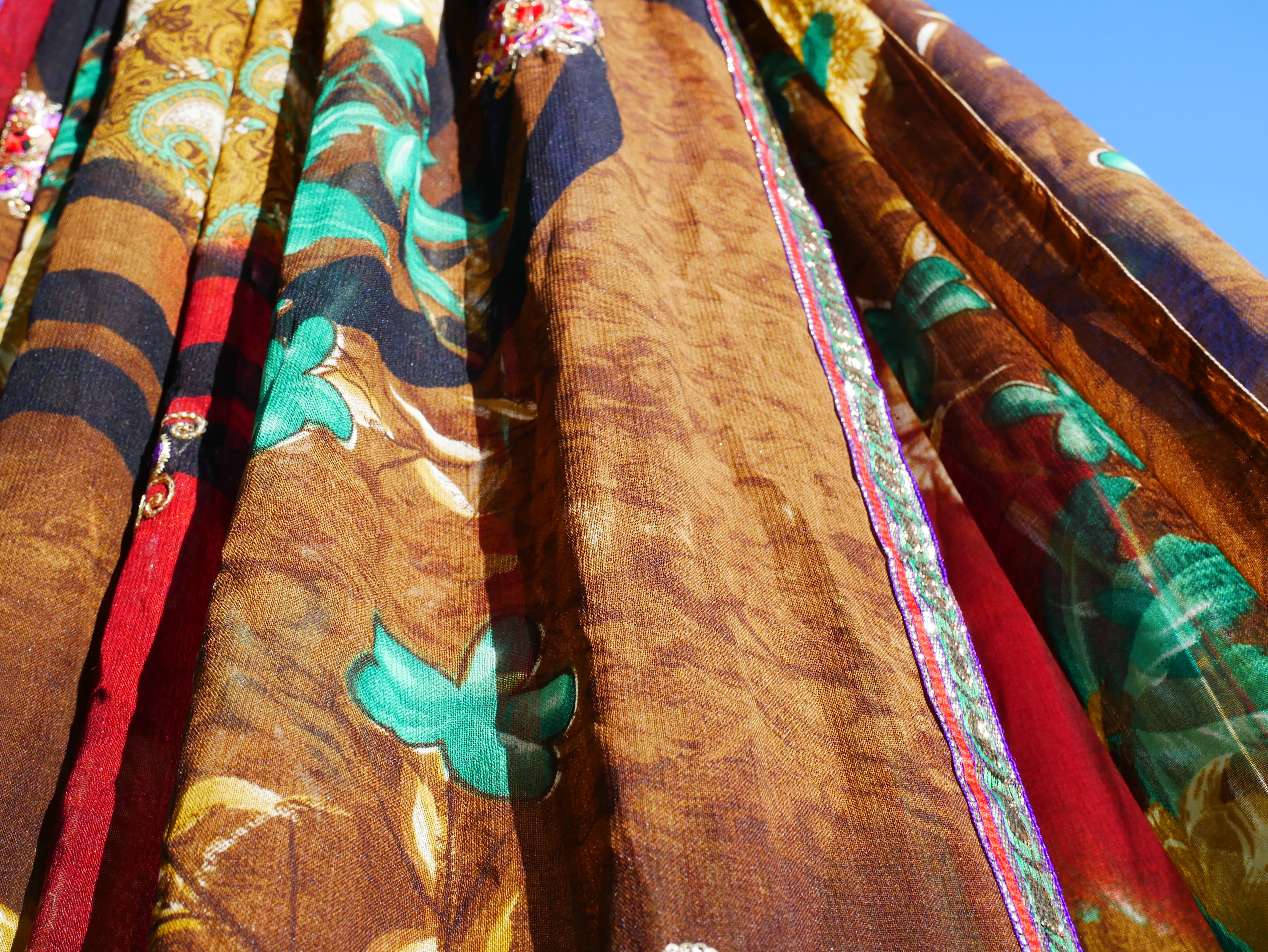 Tienda de sari con dosel kashmiri - Dosel para cama | Decoración para festivales o glamping - Dosel Shanti para espacios de meditación o tienda de juegos para niños
