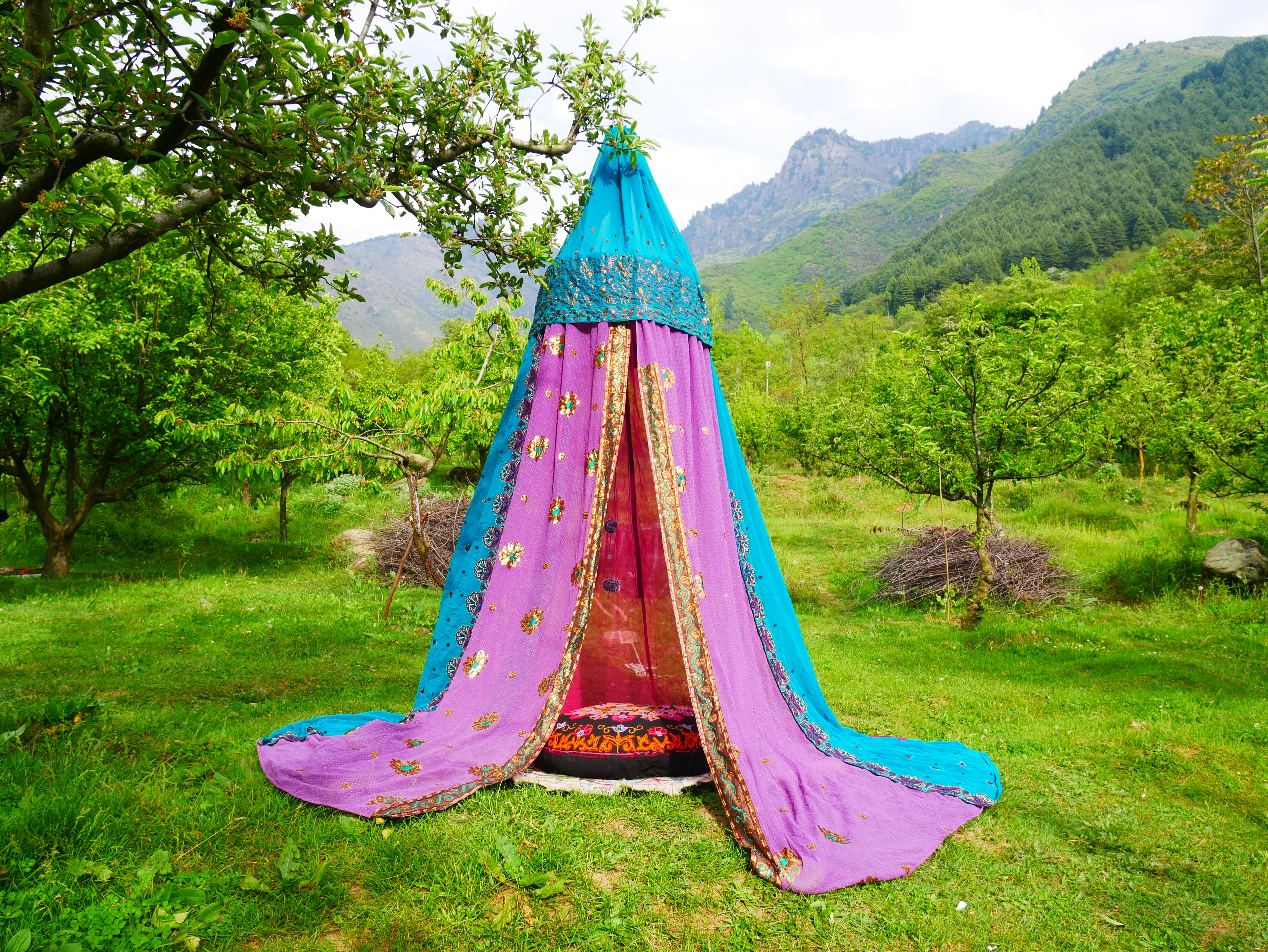 Toldo de sari - tienda de interior - dosel de cama | telón de fondo para boda bohemia | decoración hippie india - área de asientos en el suelo | sala de meditación - glamping