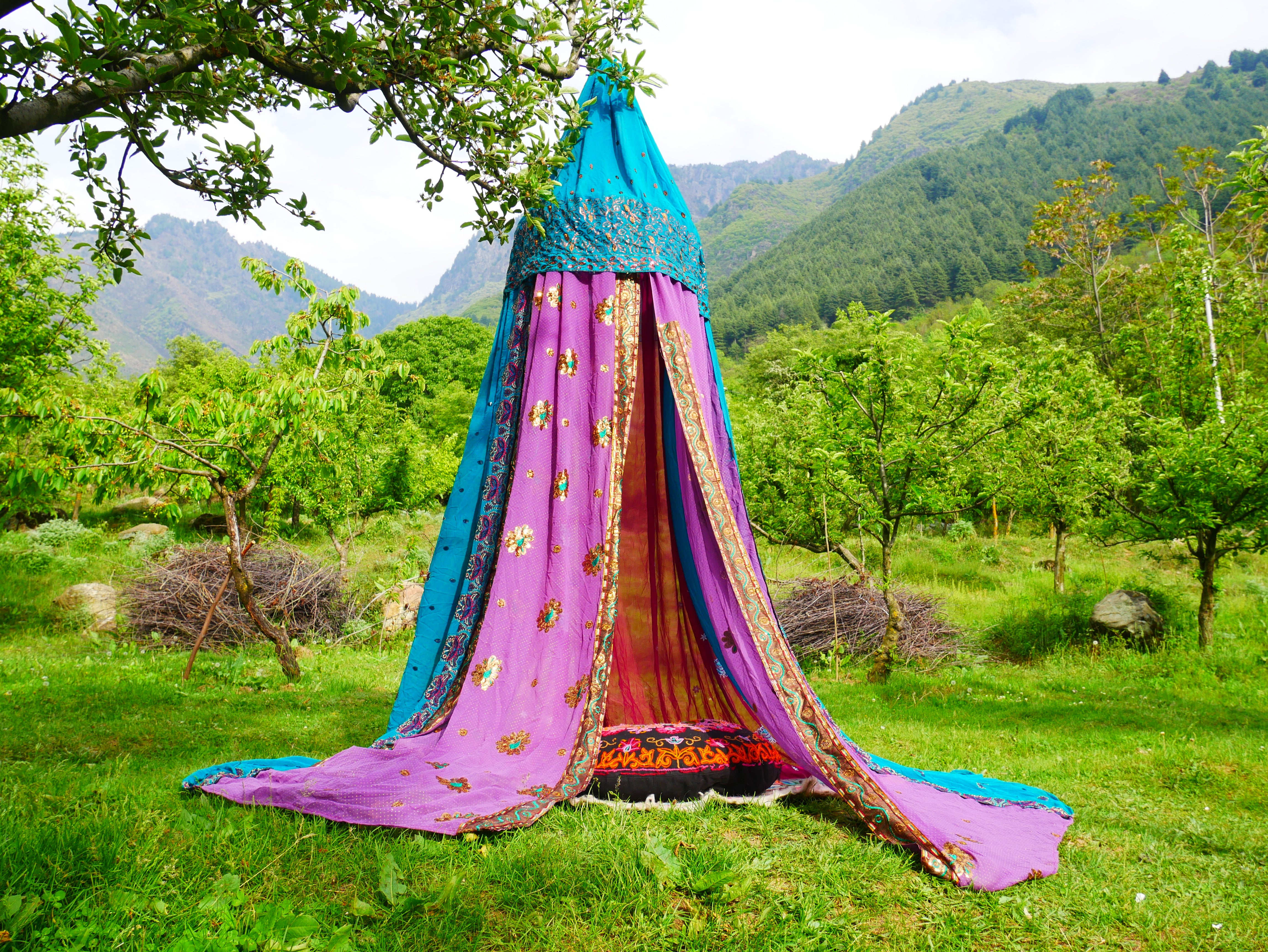 Toldo de sari - tienda de interior - dosel de cama | telón de fondo para boda bohemia | decoración hippie india - área de asientos en el suelo | sala de meditación - glamping