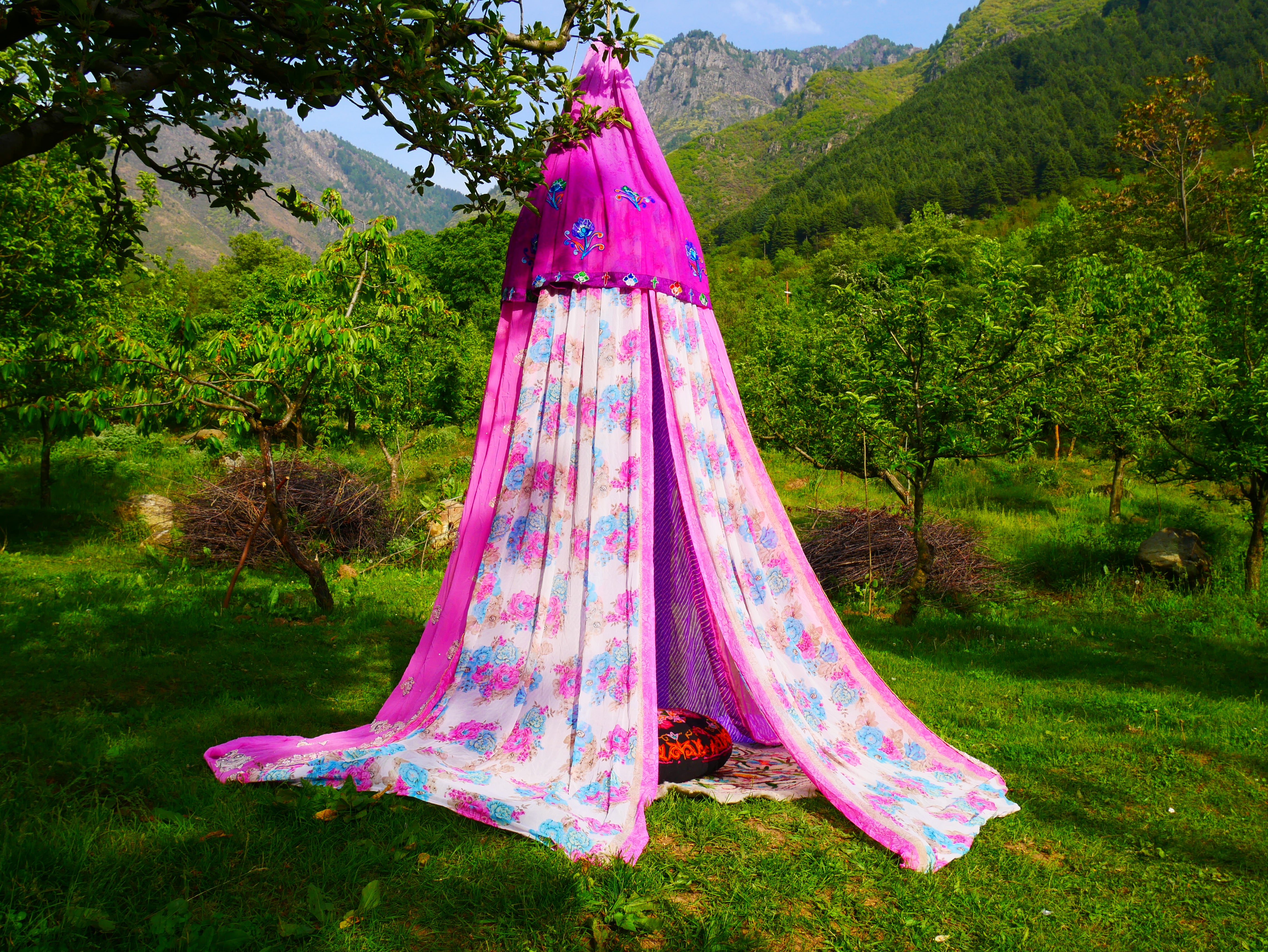 Round canopy Saree tent - bed canopy | Shanti baldachin for Meditation Spaces or Reading nooks