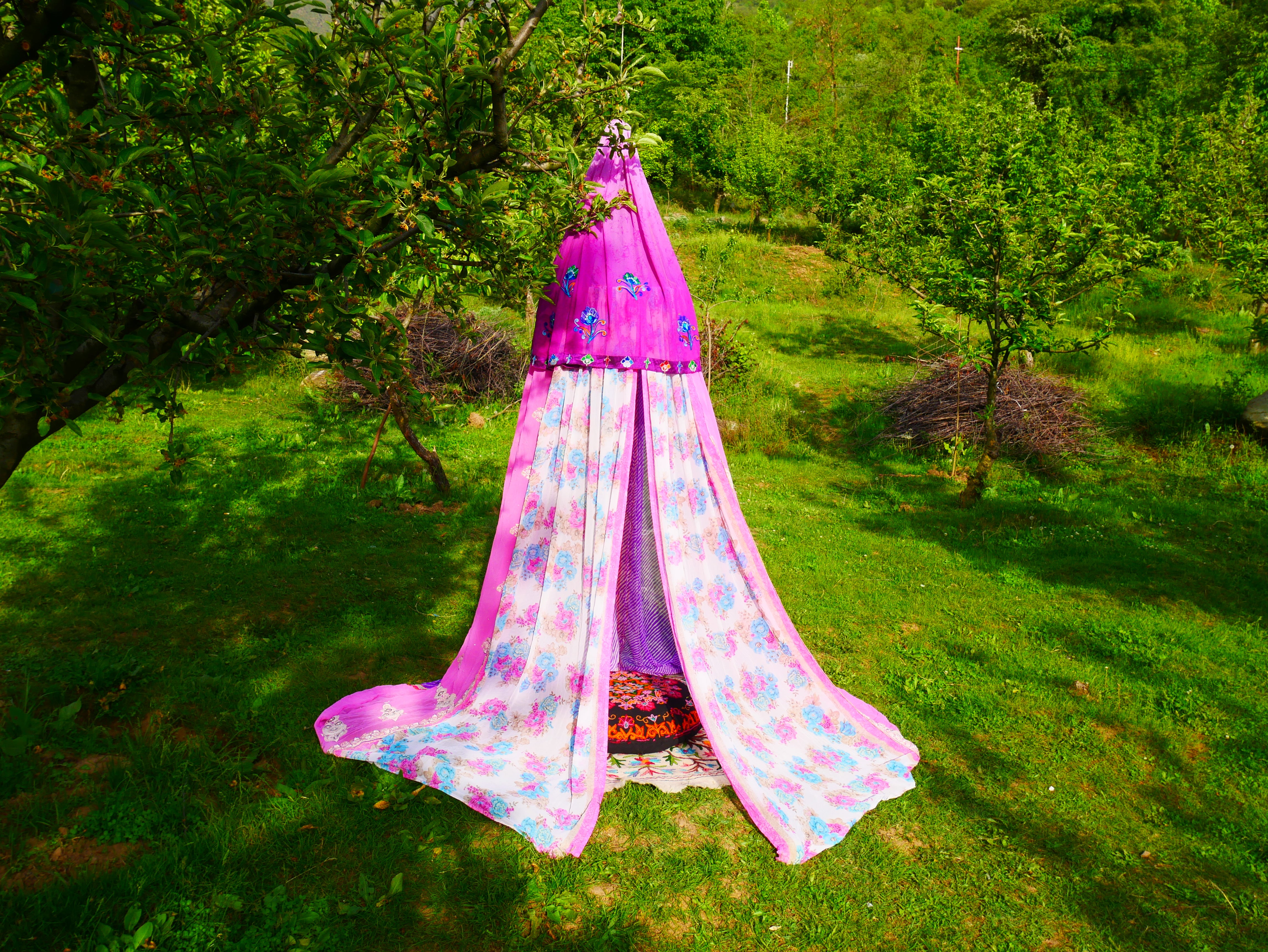 Boho Baldachin - Saree Zelt - Betthimmel | böhmische Hochzeitskulisse – Hippie-Dekor – Sitzbereich auf dem Boden | Meditationsraum - Shanti-Baldachin