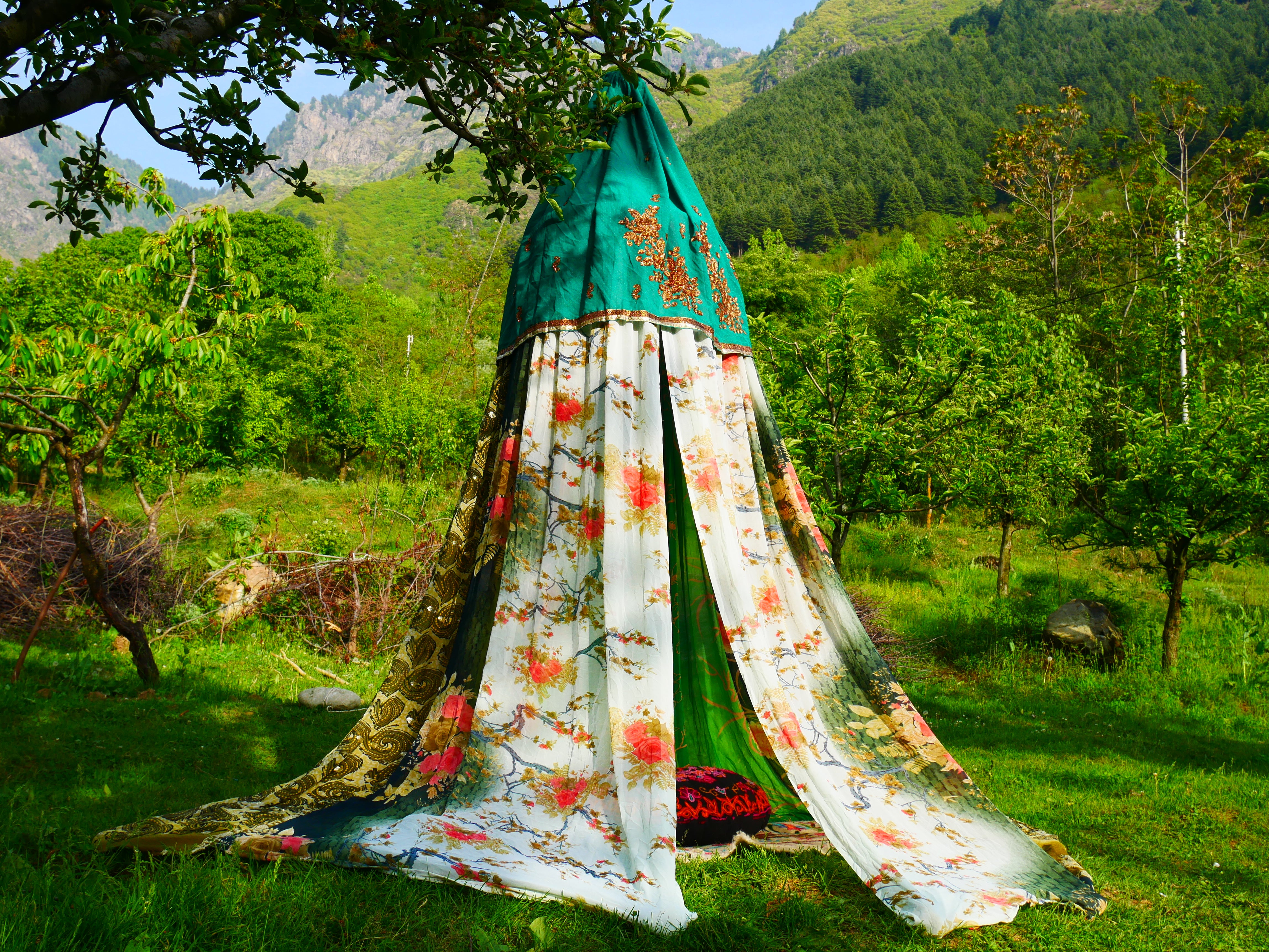 Tienda Shanti Canopy para sari - dosel para cama | Baldaquino de Cachemira para espacios de meditación o rincones de lectura