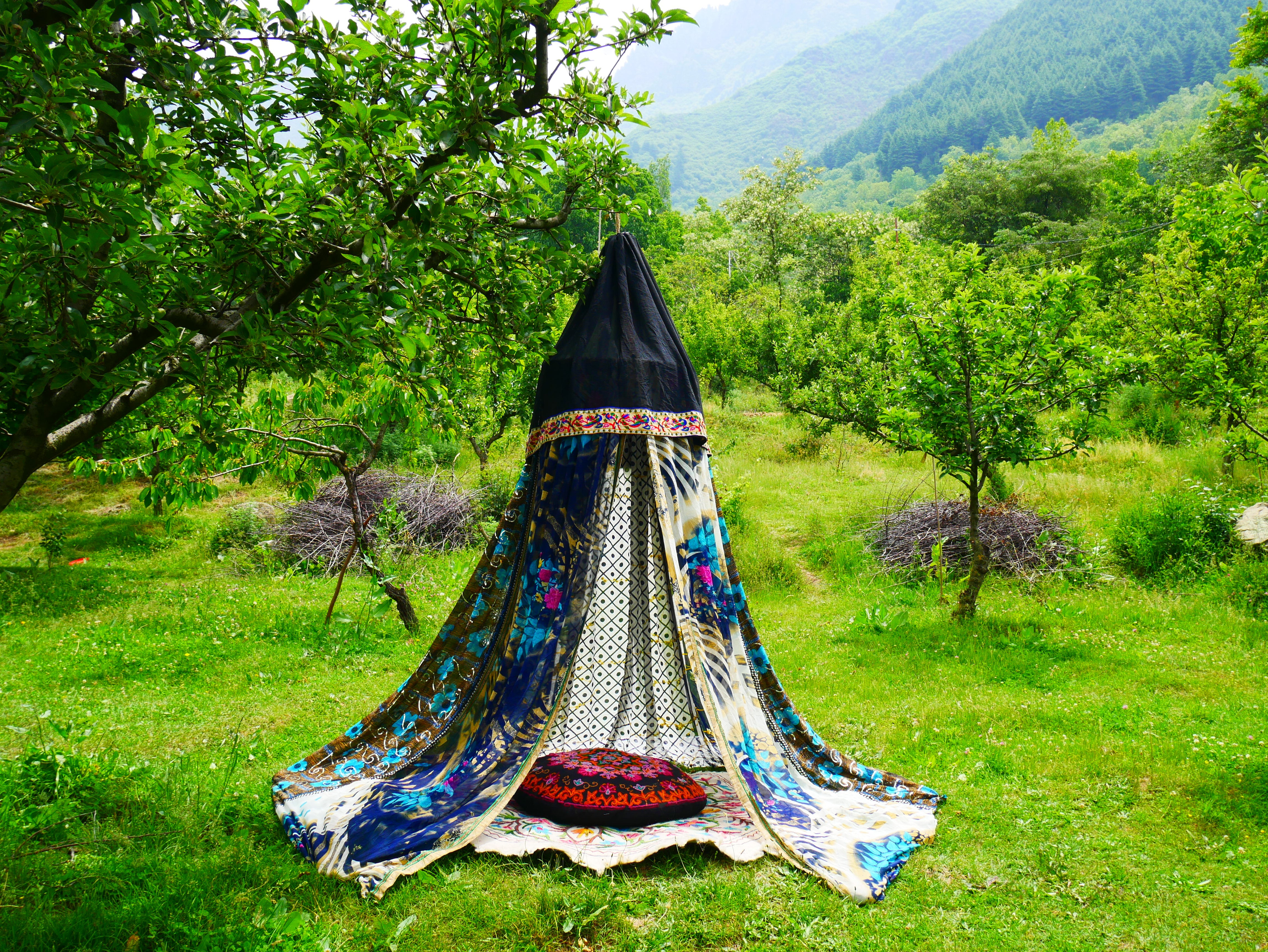 Saree canopy - indoor tent - bed canopy | bohemian wedding backdrop | meditation room - reading nook