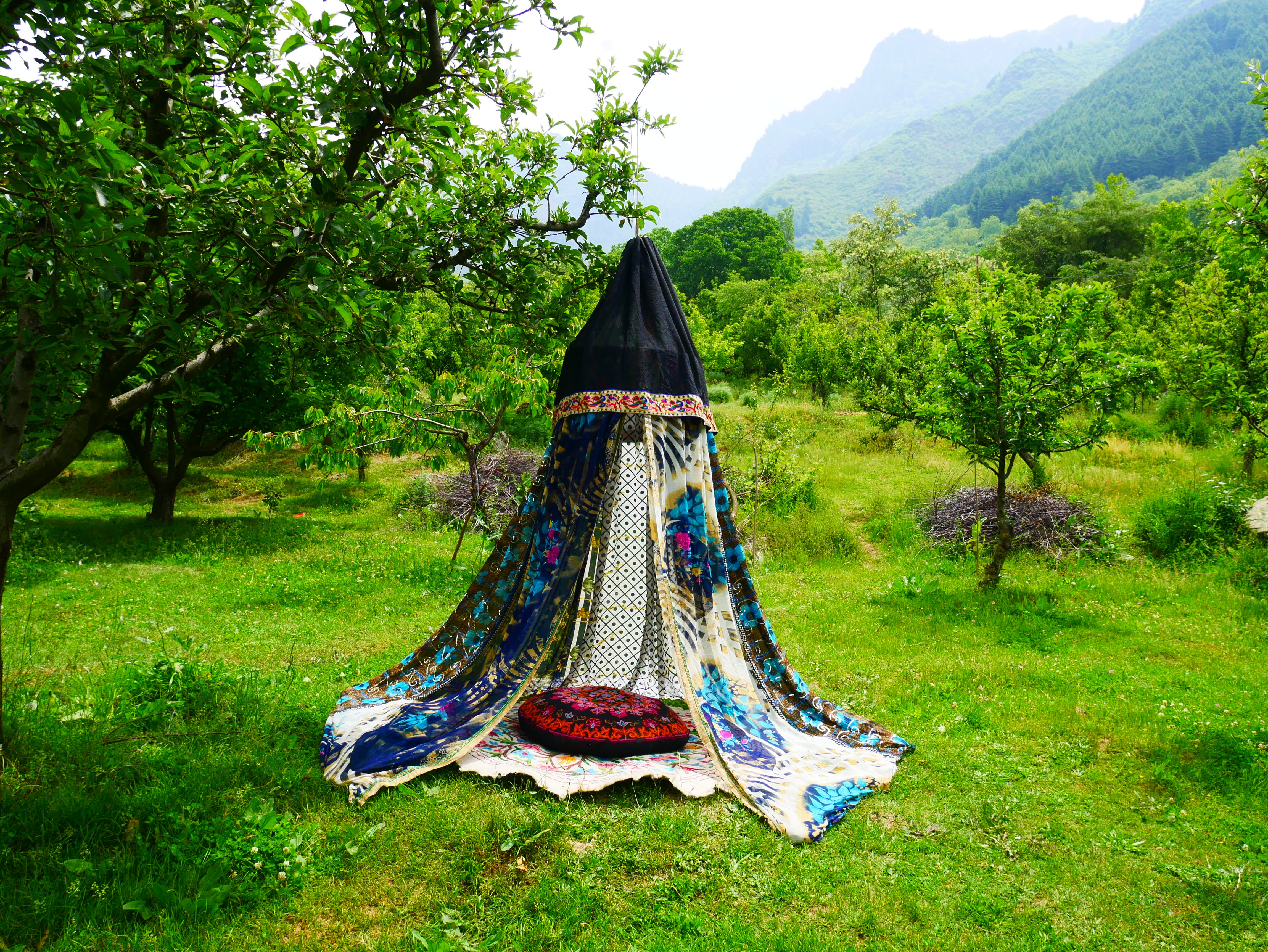 Dosel de saree - tienda de campaña interior - dosel de cama | telón de fondo para bodas bohemias | sala de meditación - rincón de lectura