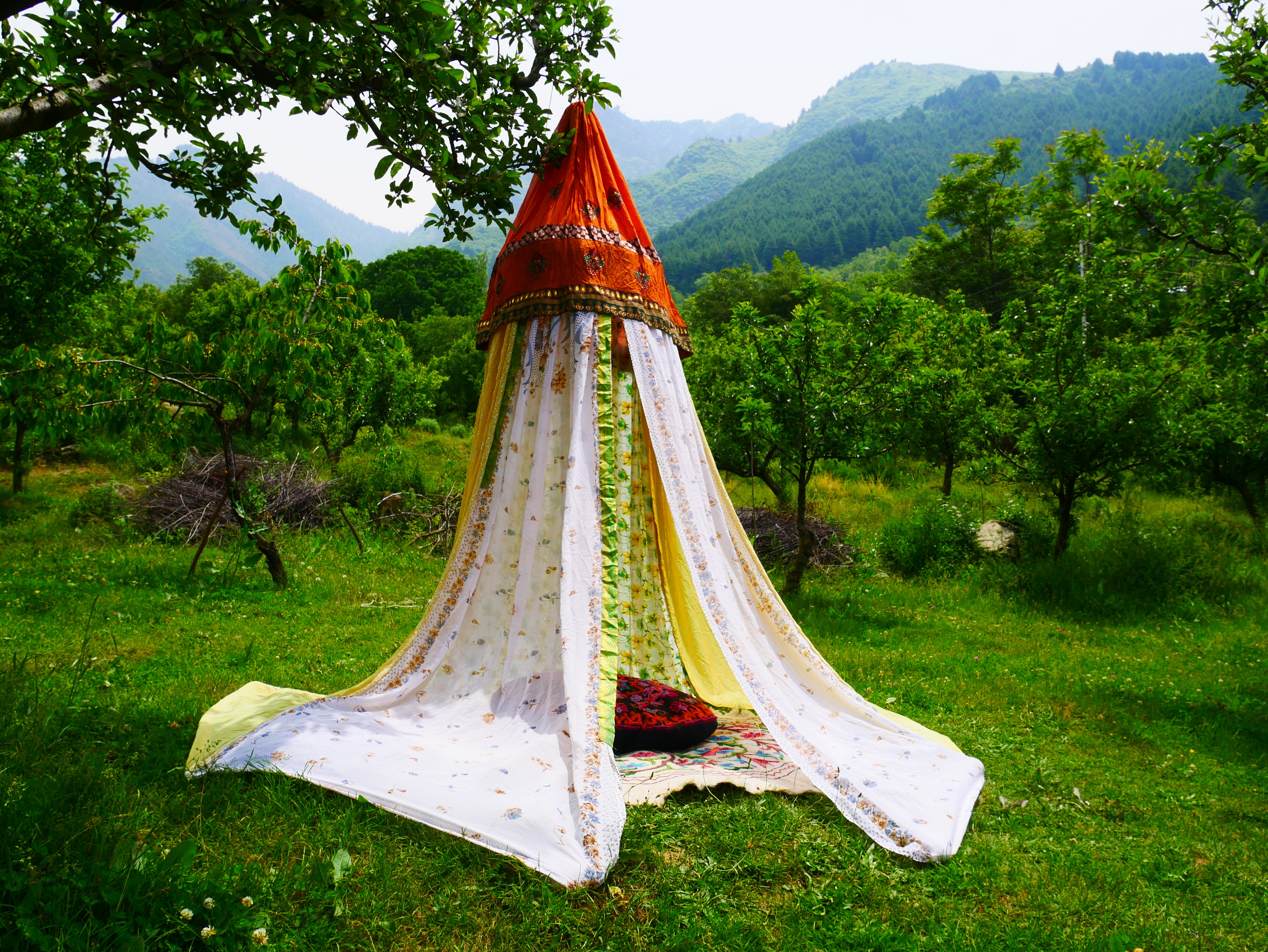 Boho Baldachin - Saree Zelt - Betthimmel | böhmische Hochzeitskulisse – Hippie-Dekor – Sitzbereich auf dem Boden | Meditationsraum - Shanti-Baldachin