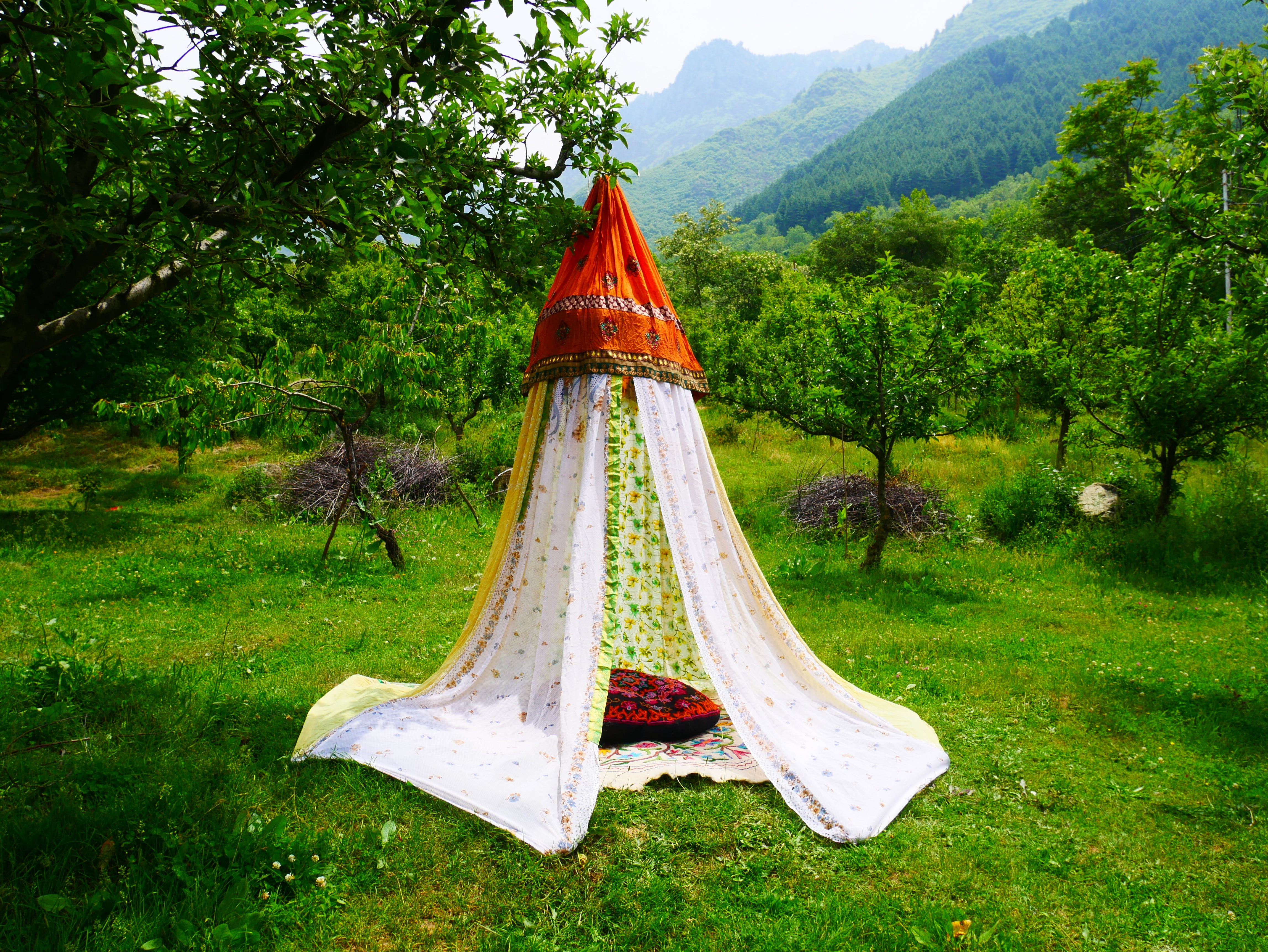 Boho Baldachin - Saree Zelt - Betthimmel | böhmische Hochzeitskulisse – Hippie-Dekor – Sitzbereich auf dem Boden | Meditationsraum - Shanti-Baldachin