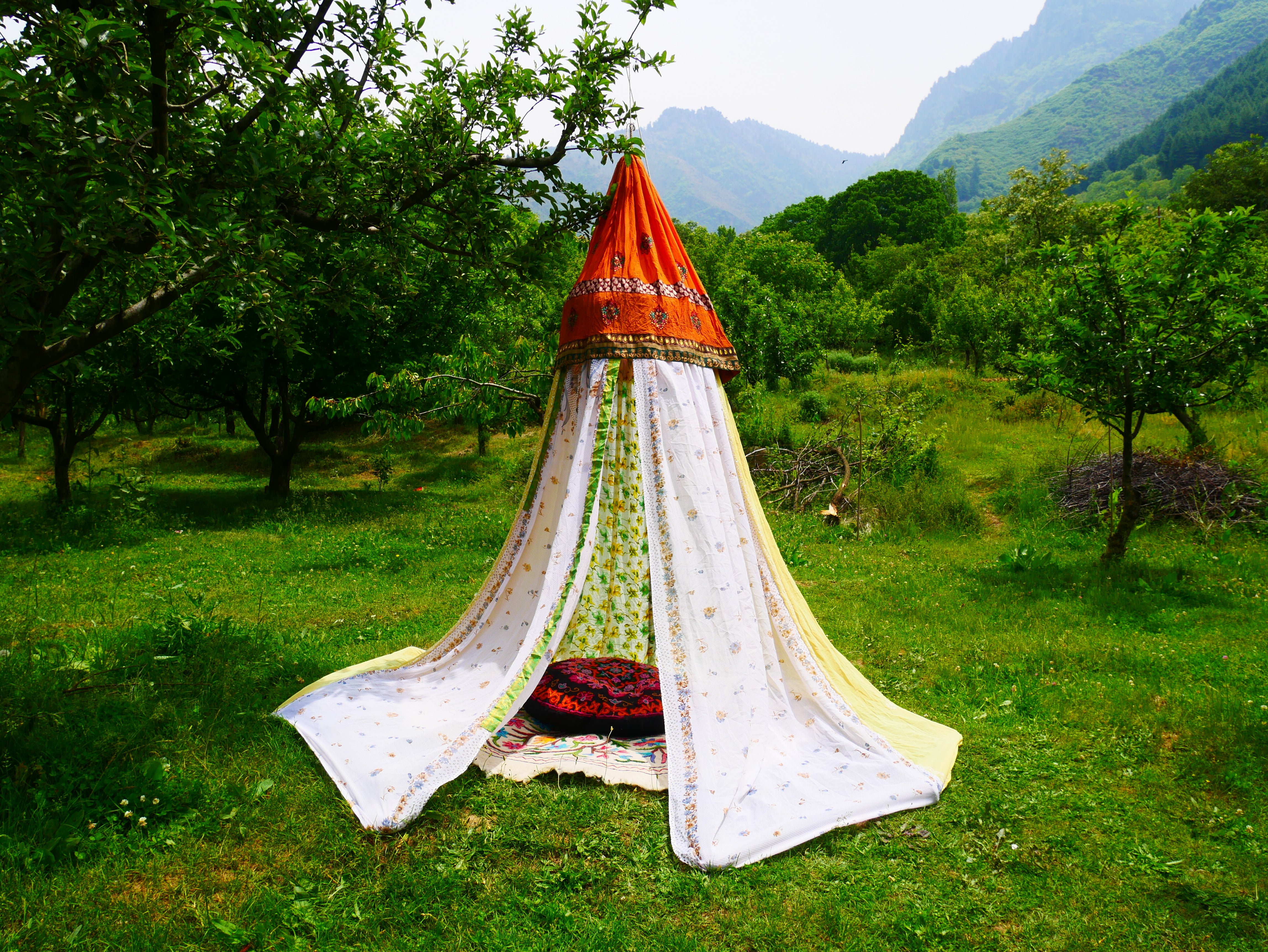Boho Baldachin - Saree Zelt - Betthimmel | böhmische Hochzeitskulisse – Hippie-Dekor – Sitzbereich auf dem Boden | Meditationsraum - Shanti-Baldachin