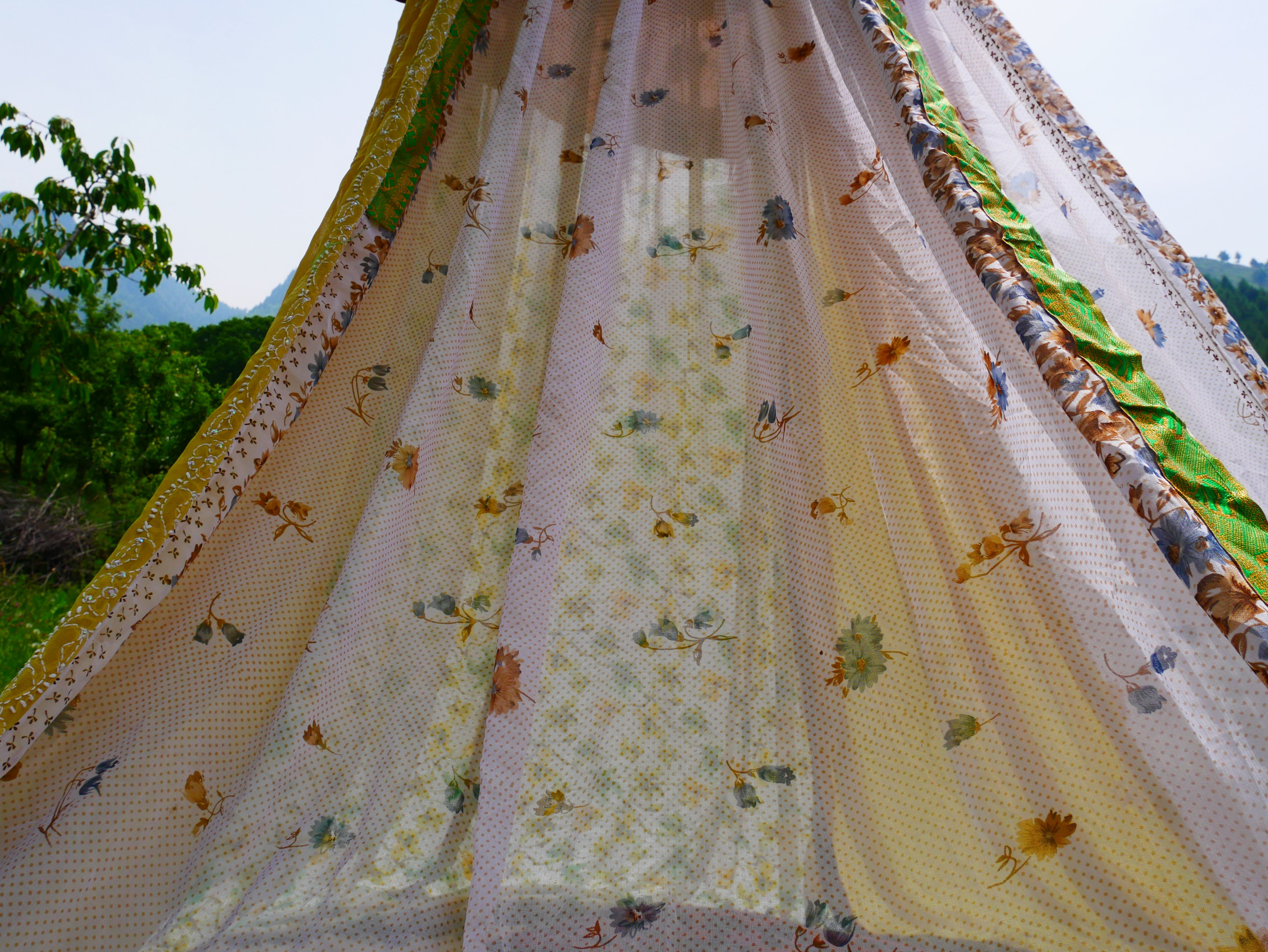 Boho Baldachin - Saree Zelt - Betthimmel | böhmische Hochzeitskulisse – Hippie-Dekor – Sitzbereich auf dem Boden | Meditationsraum - Shanti-Baldachin