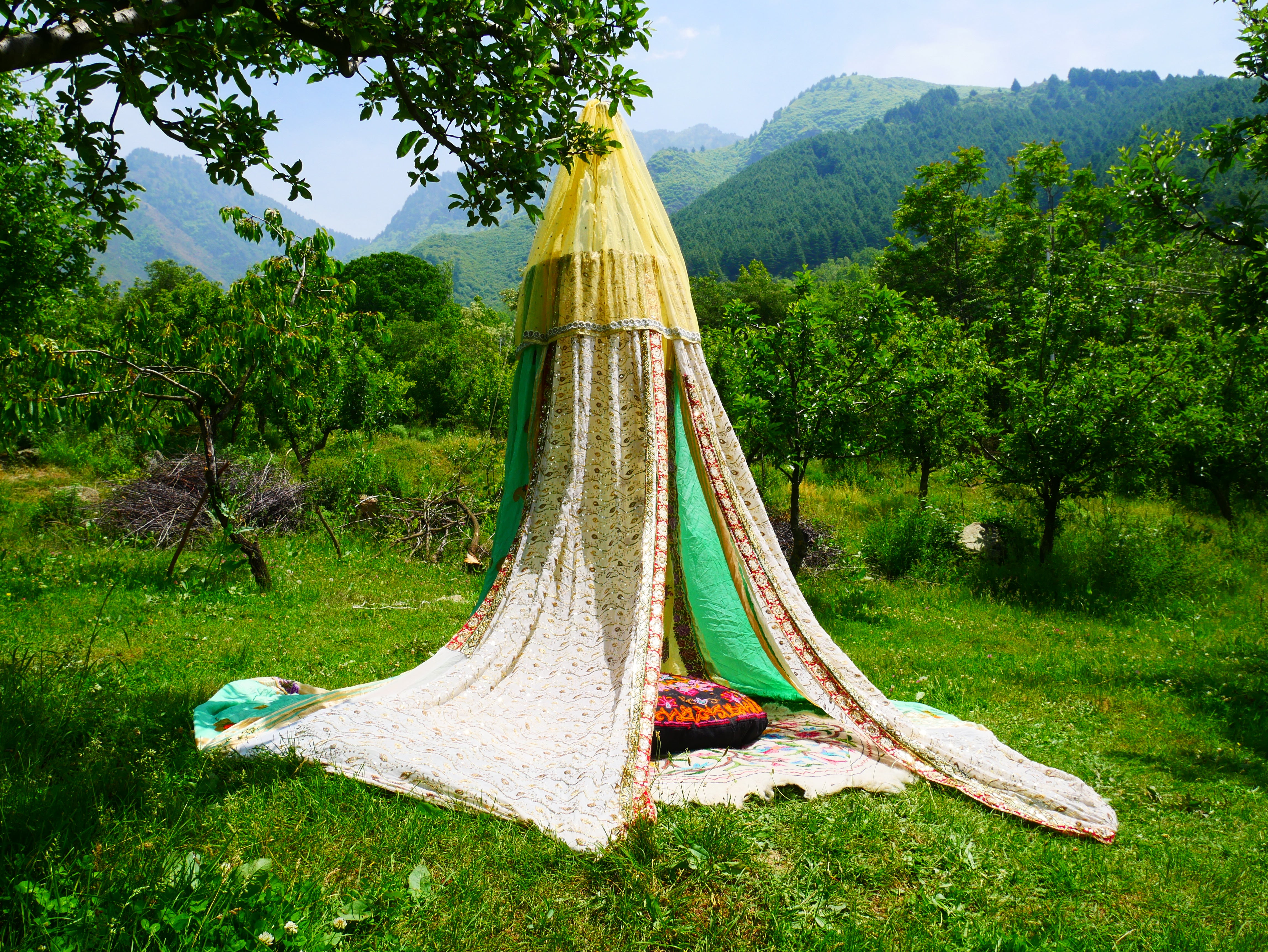 Wedding saree canopy - Saree tent - bed canopy | hippie decor - Shanti baldachin for Meditation Spaces or Reading nooks